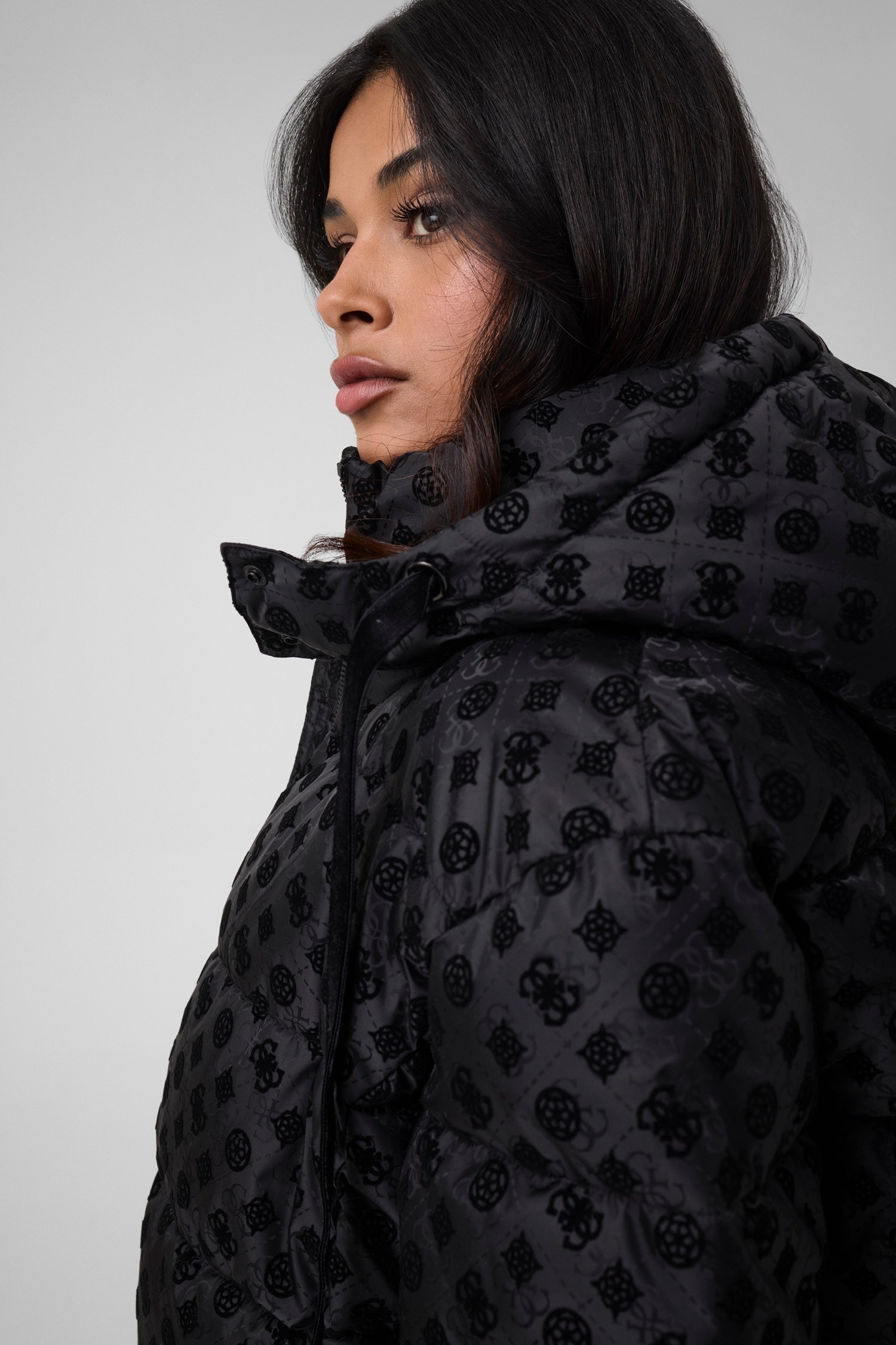 Guess Veste matelassée »NEW DAISY CROP LOGO PUFFER« avec capuche avec ourlet réglable, logos 4G en velours