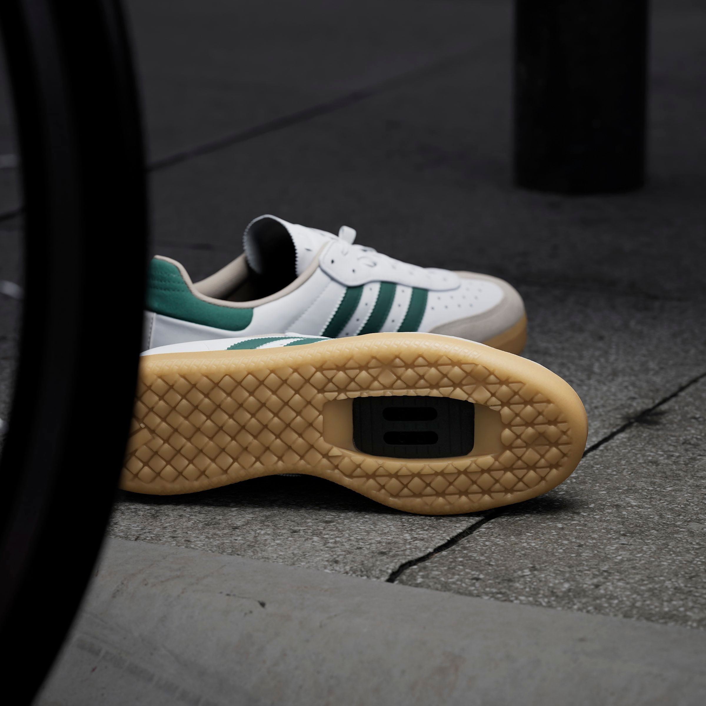adidas Performance Fahrradschuh, inspiriert vom Design des adidas samba