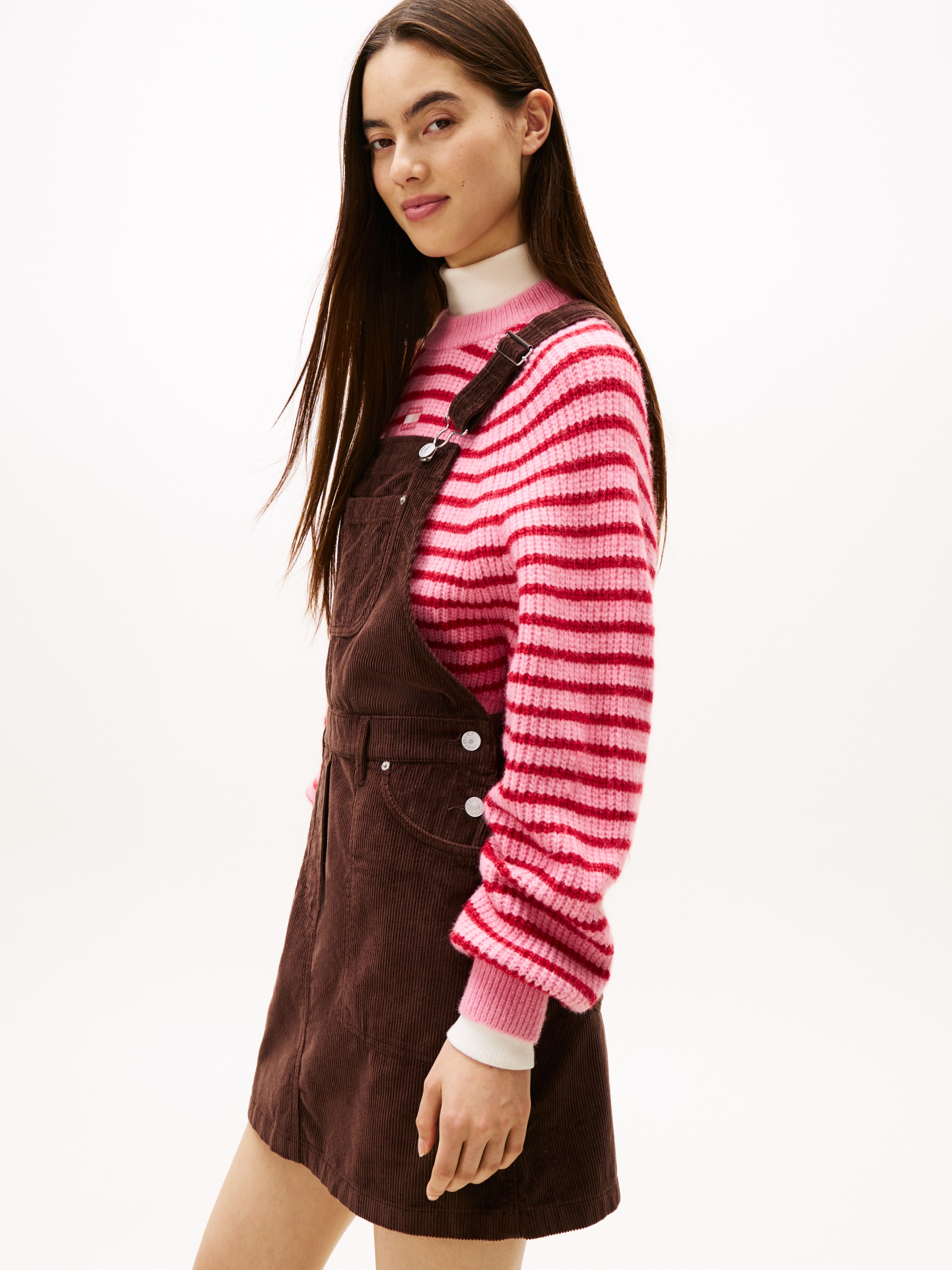 Image of Tommy Jeans Latzkleid "TJW SCRIPT CORD DUNGAREES DRESS" Brusttasche Eingrifftaschen aus angenehmer Cord Qualität