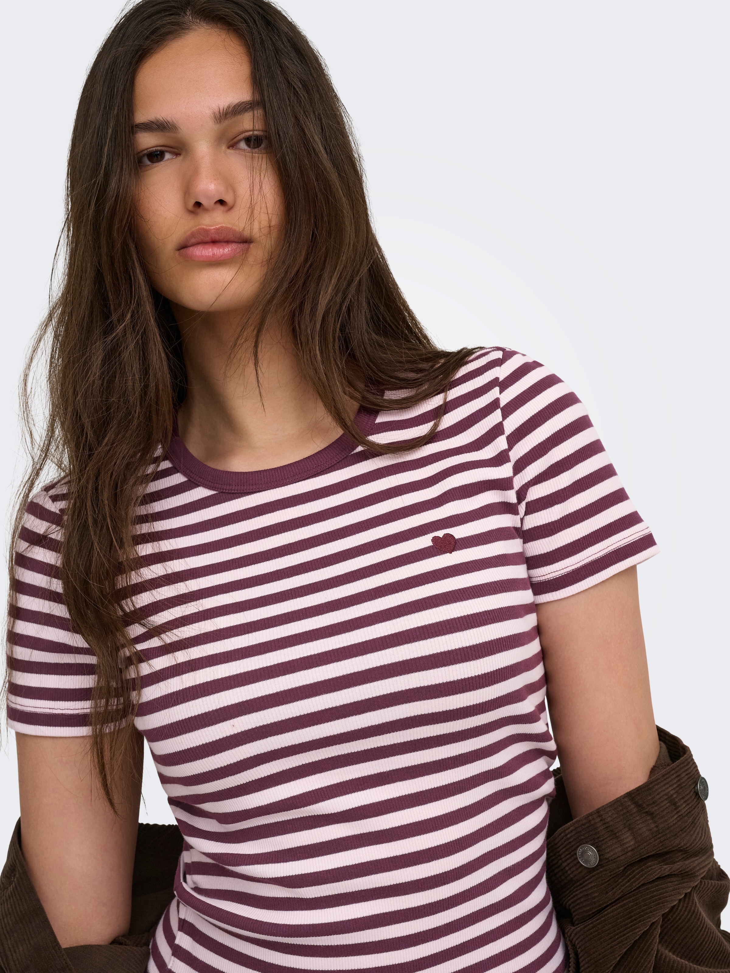 ONLY T-shirt à manches courtes »ONLVAL S/S O-NECK STRIPE TOP JRS« mélange de coton, coupe régulière, petite broderie cœur