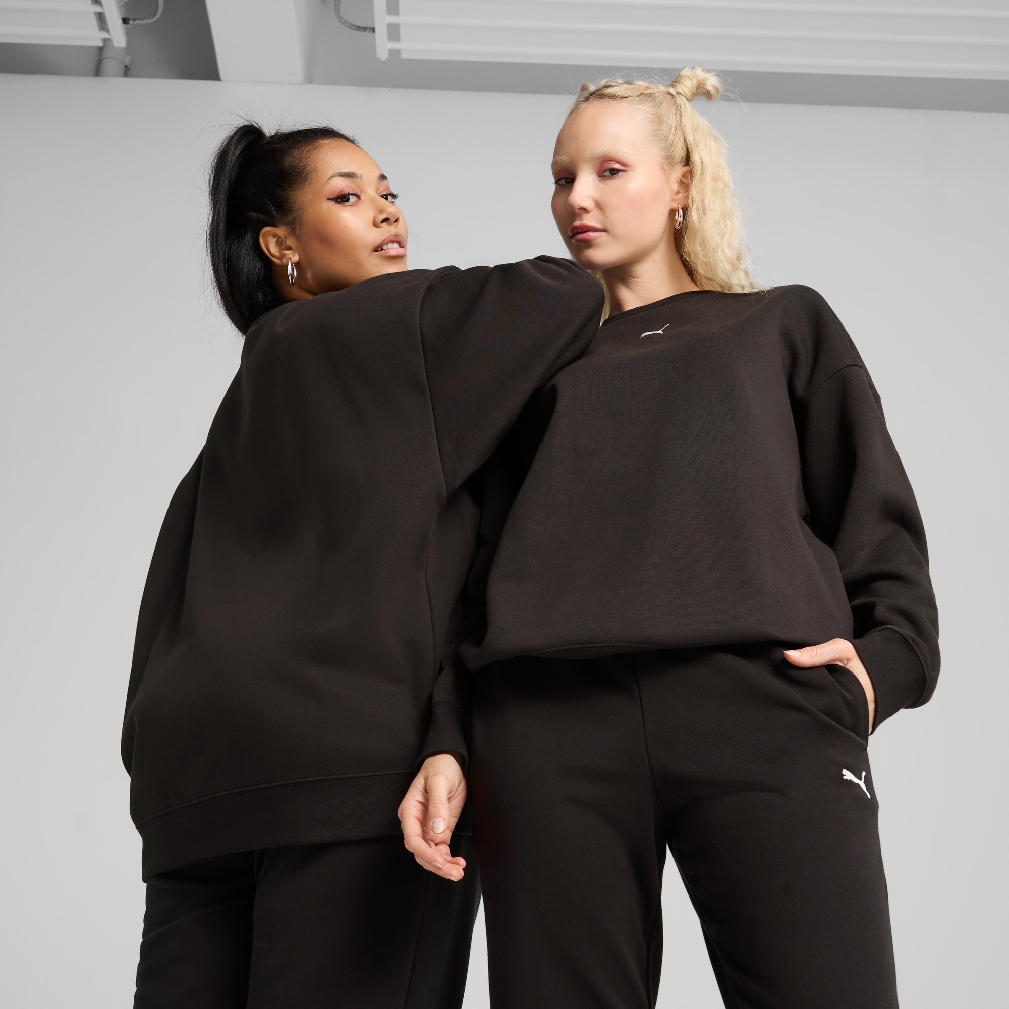 Image of PUMA Langarmshirt "ESS OVERSIZED CREW FL" Oversize-Passform, Rundhalsausschnitt, gerippte Bündchen und Saum