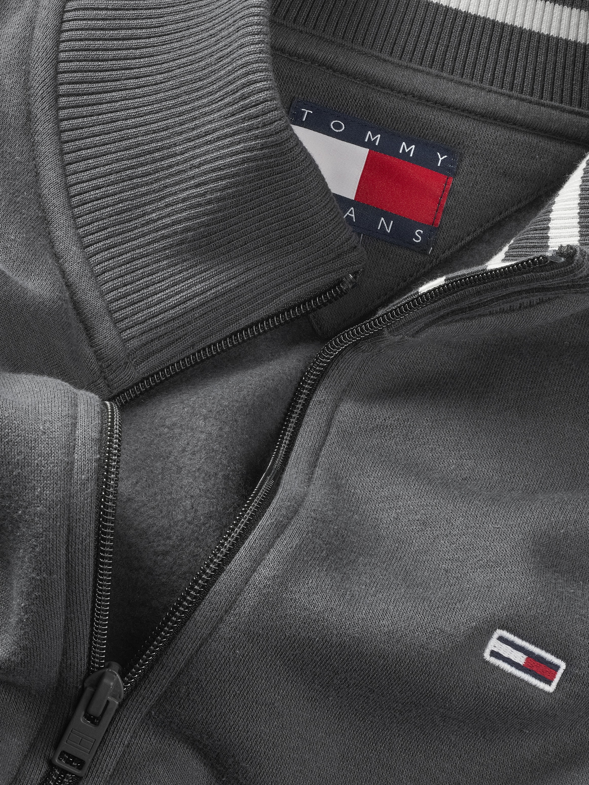 Tommy Jeans Plus Sweatjacke »TJM REG FLEECE ZIP THRU EXT«, in Grossen Grössen, Logostickerei
