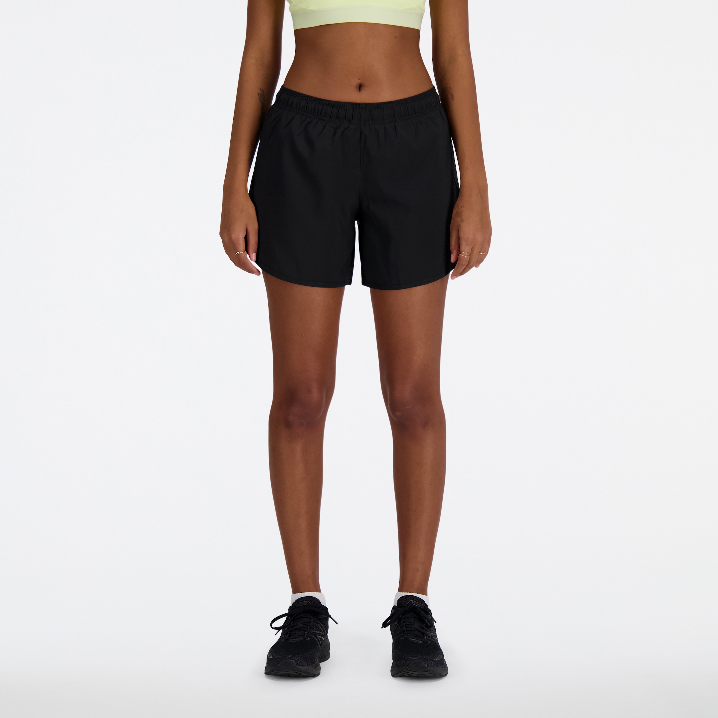 Image of New Balance Laufshorts "SPORT ESSENTIAL SHORT 5" aus Stretchmaterial, feuchtigkeitsabweisend, atmungsaktiv