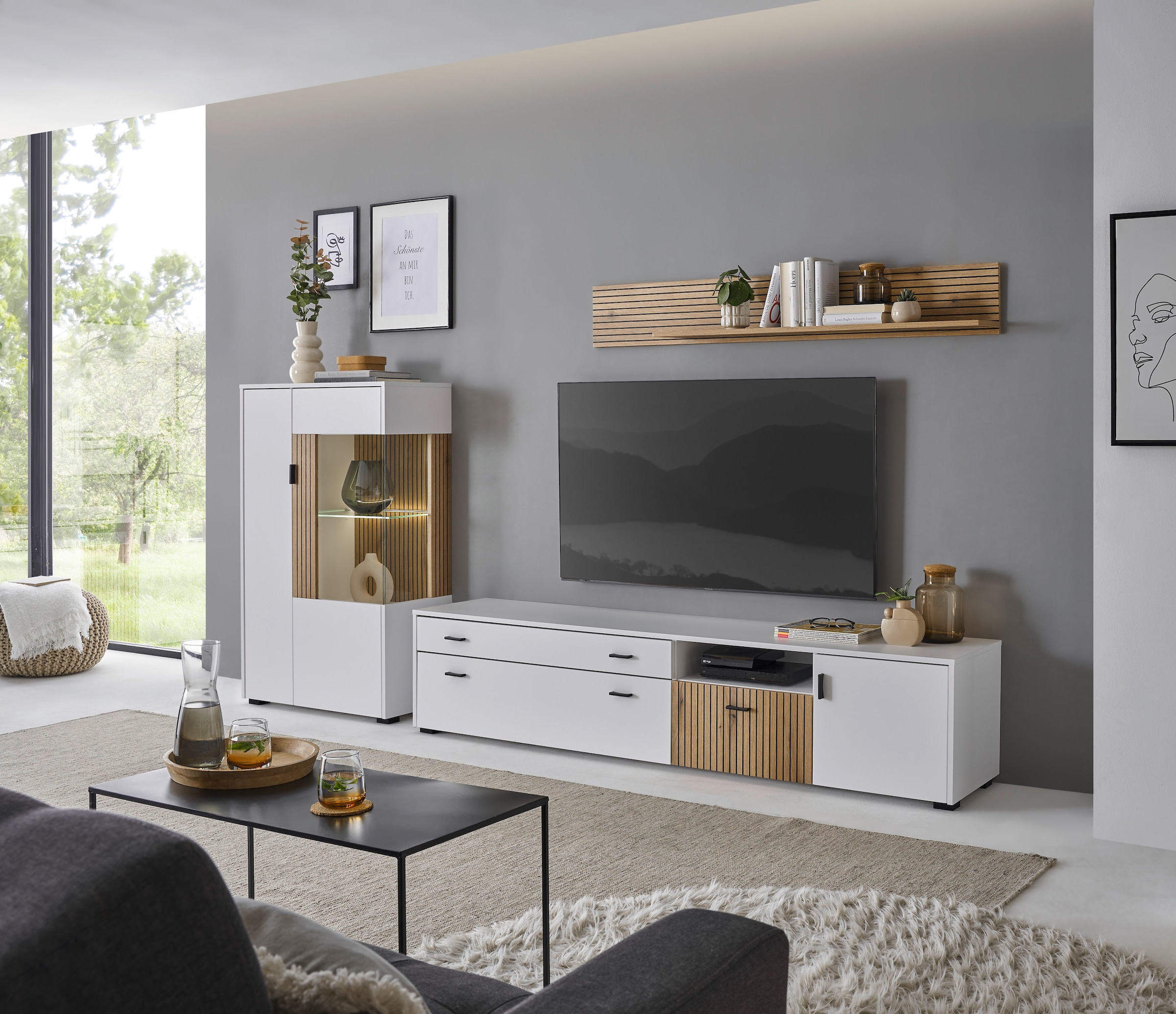 INOSIGN Vitrine »Hudson, Stauraumvitrine, Standvitrine« in moderner Trendfarbe, Griffe aus Metall (Schwarz), Höhe 125 cm