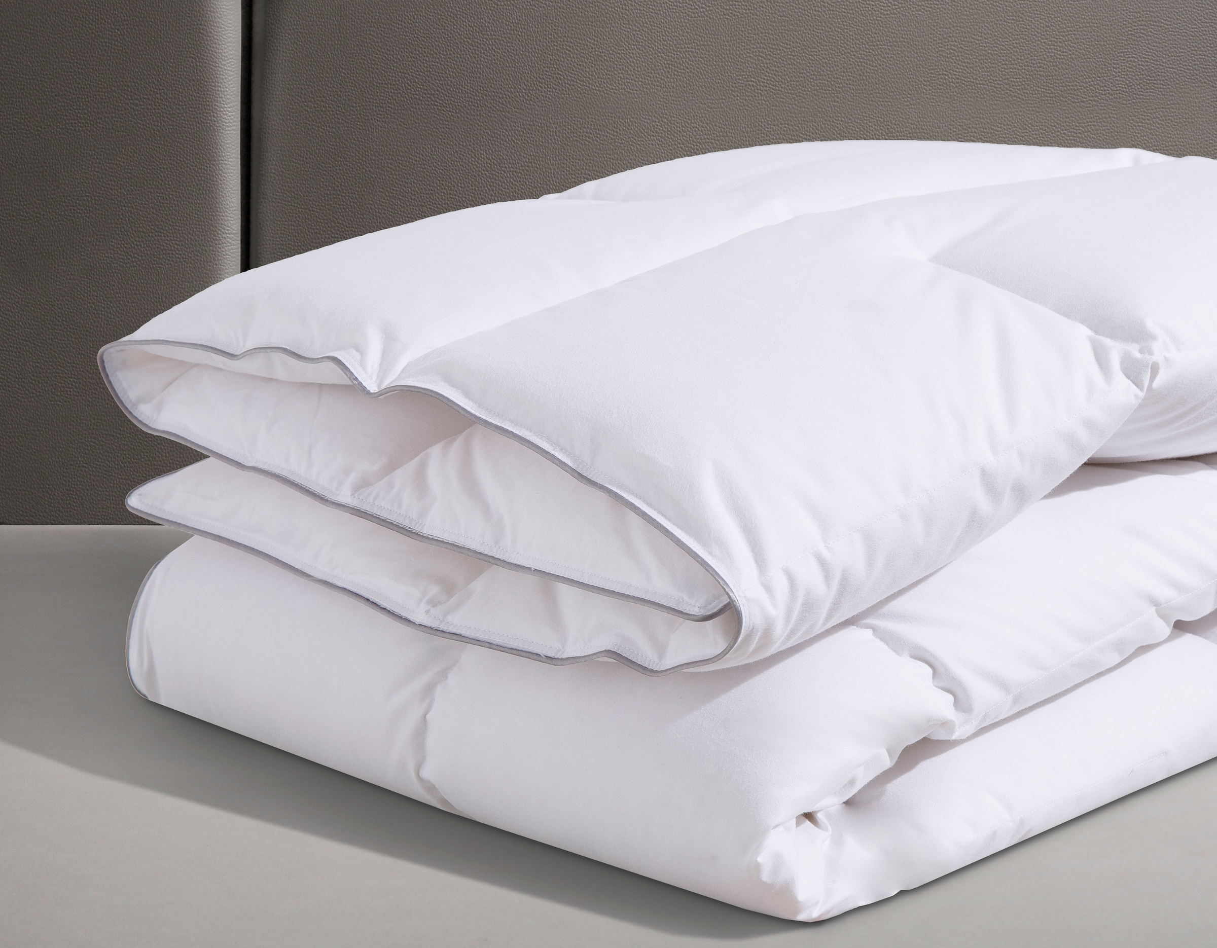 OBB Daunenbettdecke »Edition 125 Jahre, Bettdecken für Sommer und Winter, Ganzjahresdecke«. Füllung 90%Daunen, 10% Federn, Bezug 100% Baumwolle, Bettdecke 135x200 cm, 155x220 cm & weitere Grössen, Made in Germany