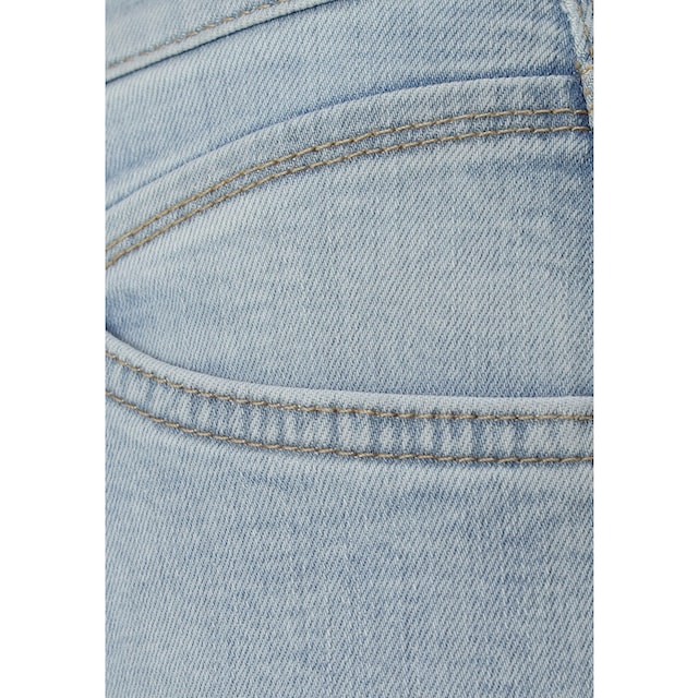 ♕ MAC Gerade Jeans »Melanie-Heart«, Dekorative Nieten auf der hinteren  Tasche versandkostenfrei kaufen