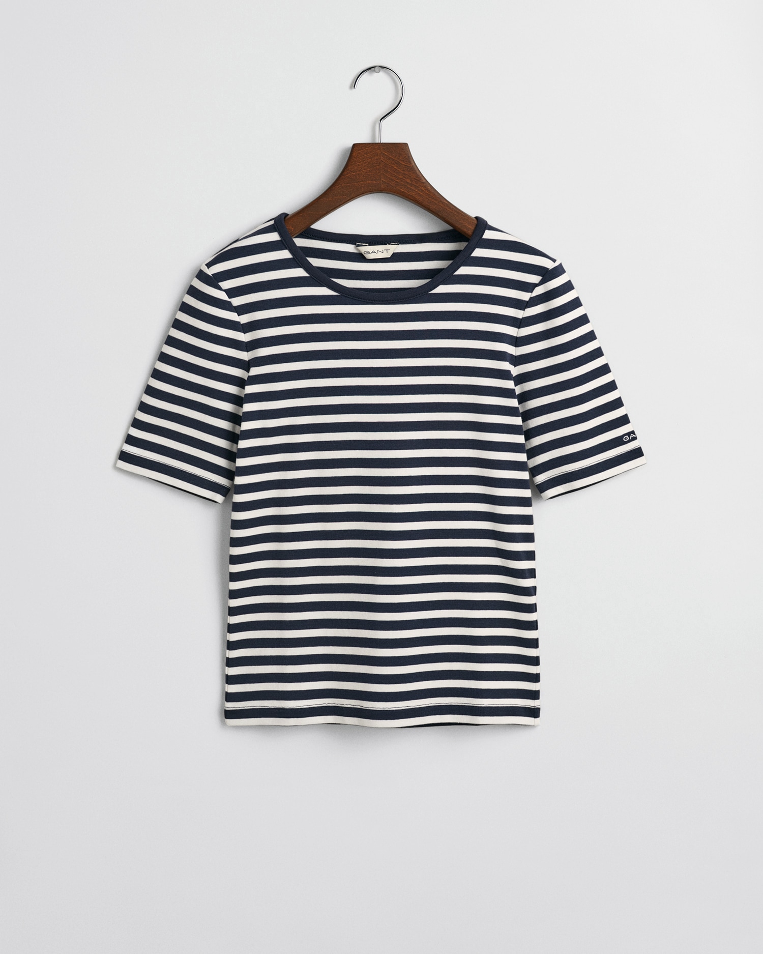 Gant T-Shirt »SLIM STRIPED 1X1 RIBBED KA T-SHIRT«, mit dezentem Logoschriftzug am Ärmelabschluss