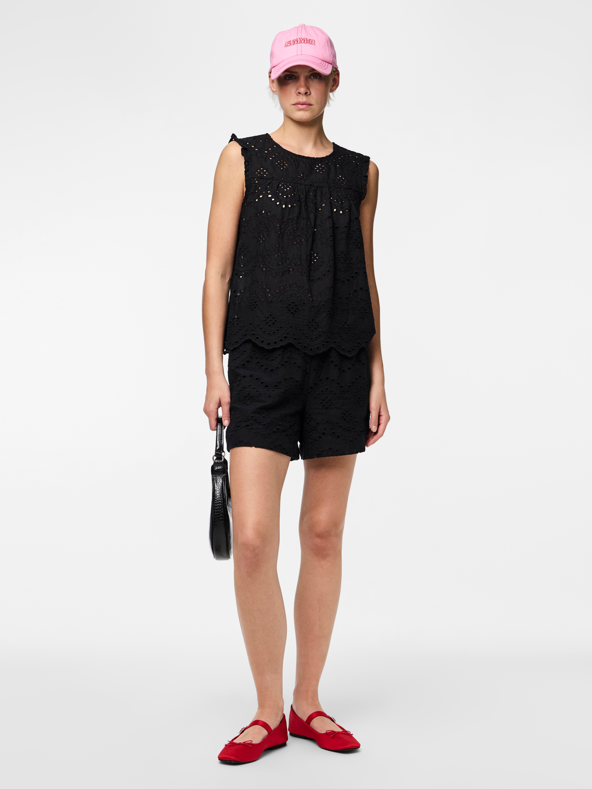 pieces Short »PCVILDE MW SHORTS WVN NOOS«  avec broderie ajourée