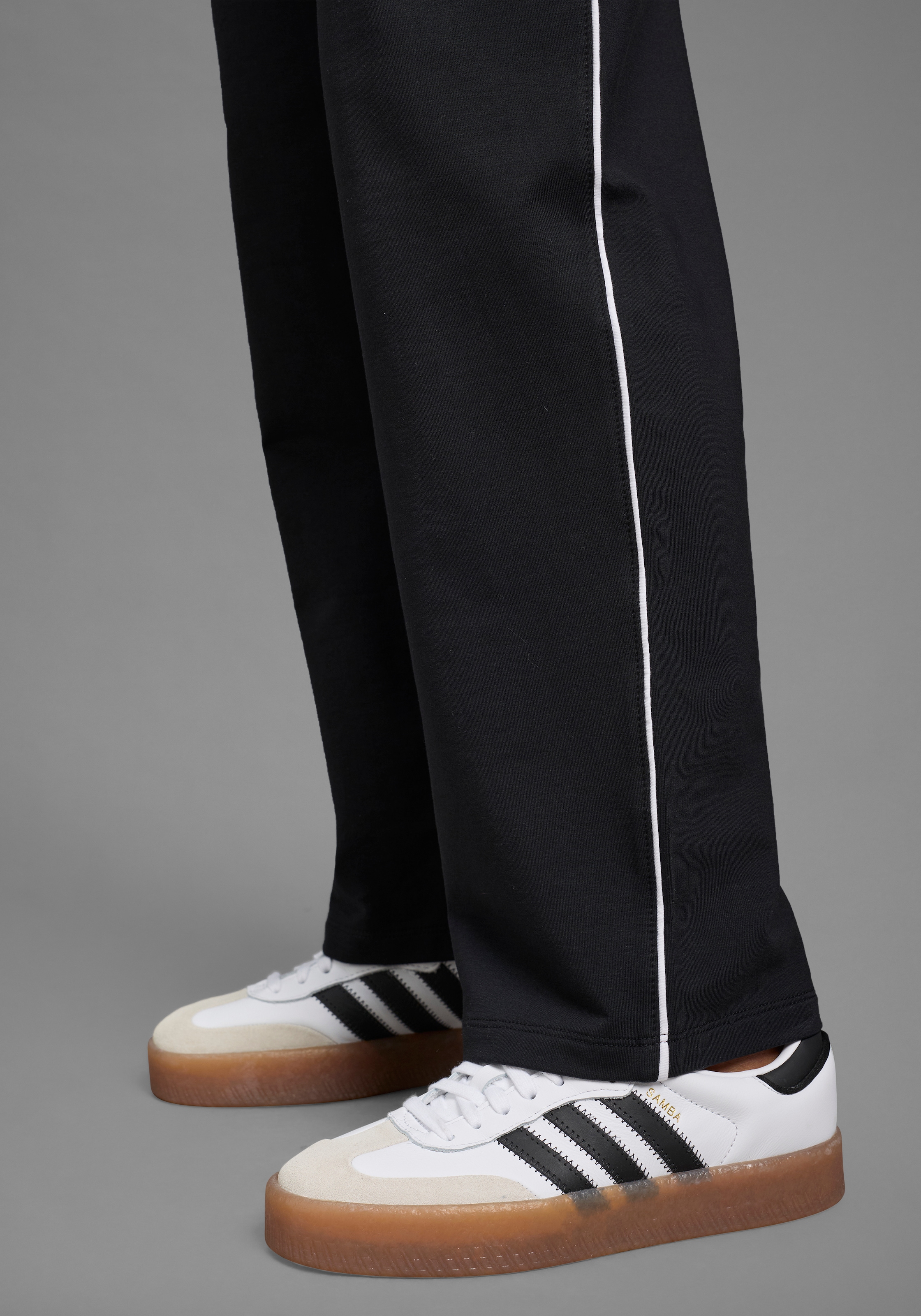 Neun Monate Pantalon de grossesse »Sweatshose, Umstandshose mit Bauchumschlag«  coupe droite, large bande élastique à la taille, uni