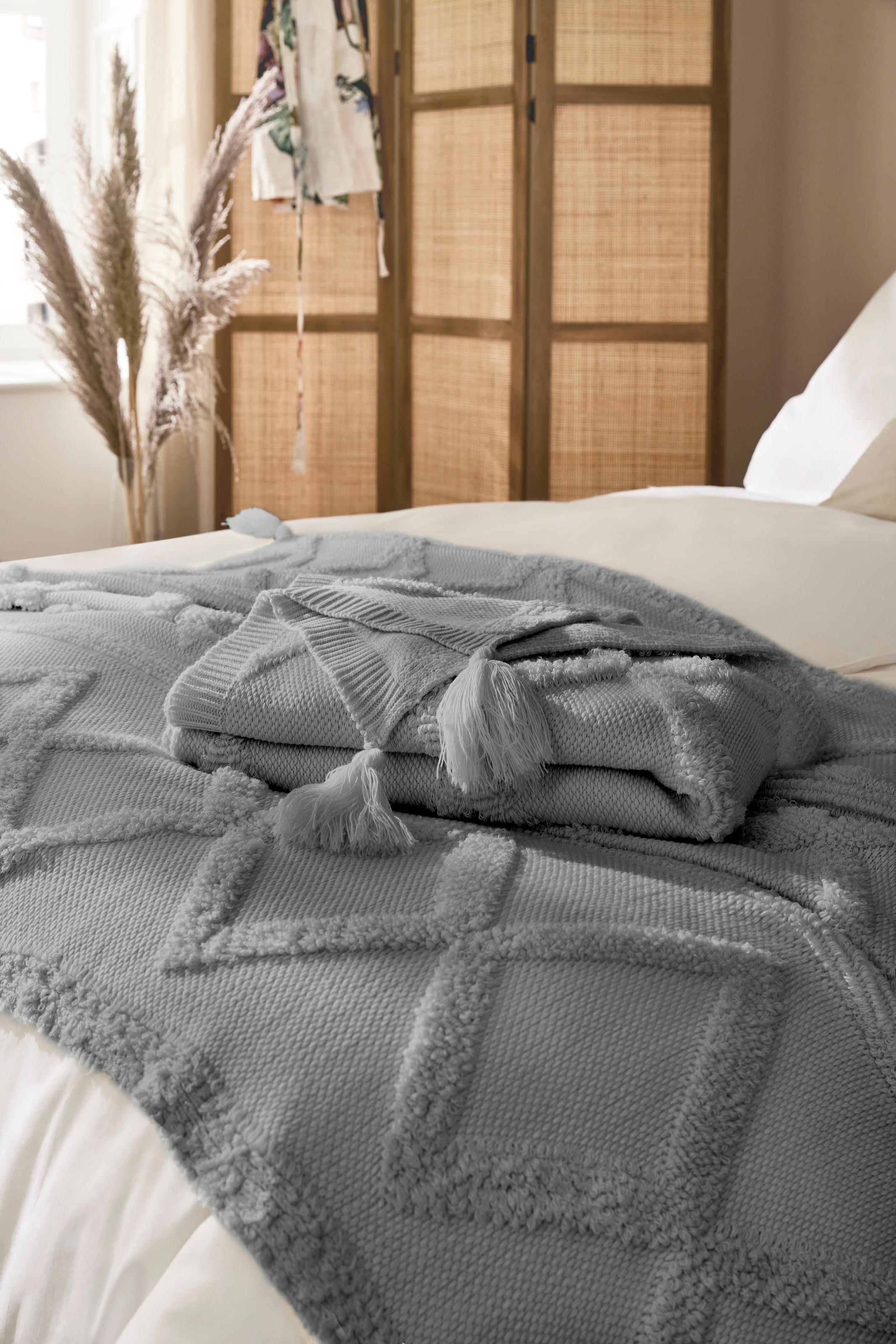 Primera Tagesdecke »Kuscheldecke Boho«, mit trendigen Bommeln