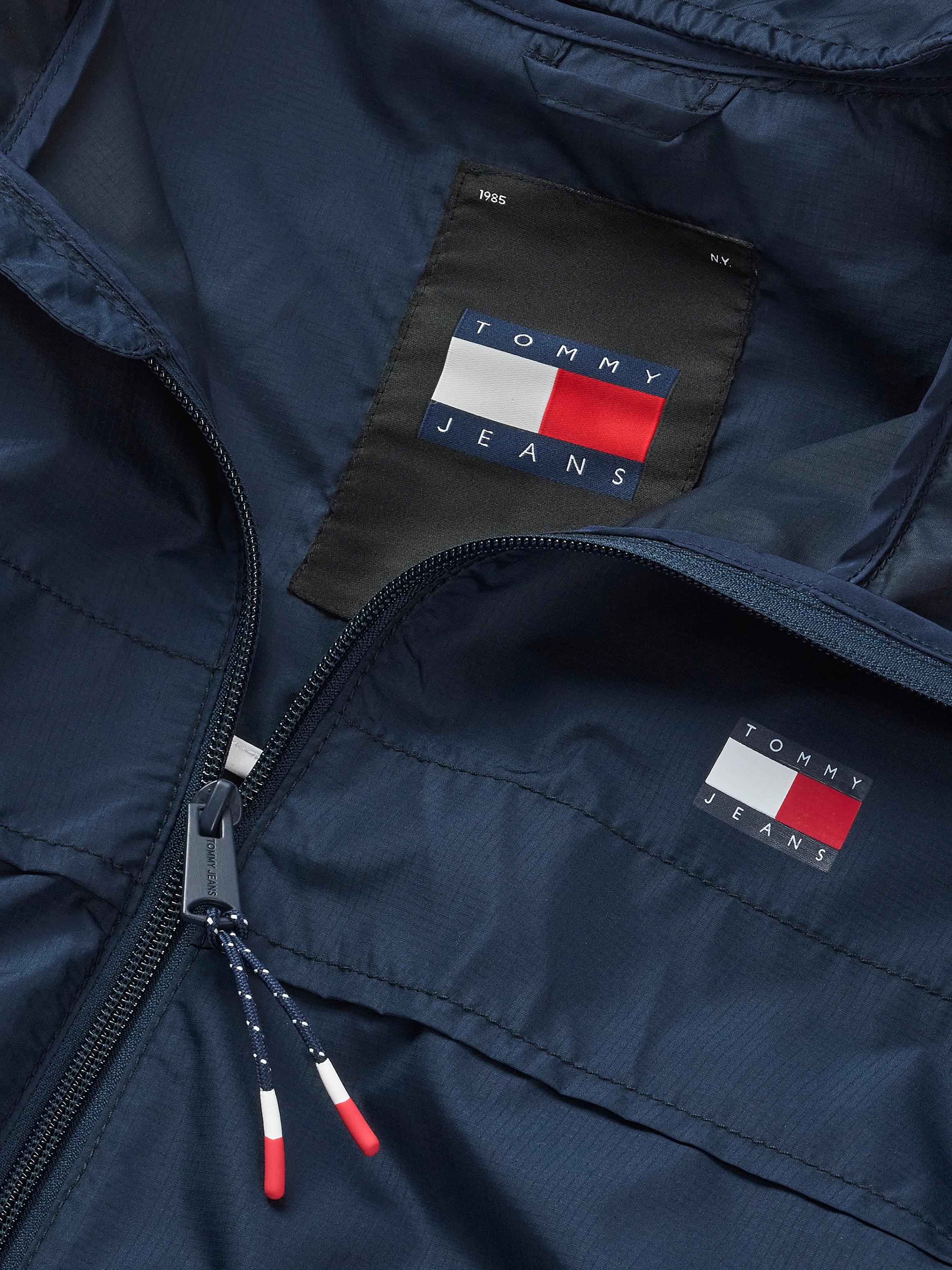 Tommy Jeans Outdoorjacke »TJM LW CHICAGO JACKET«, mit Kapuze, mit Logoprägung