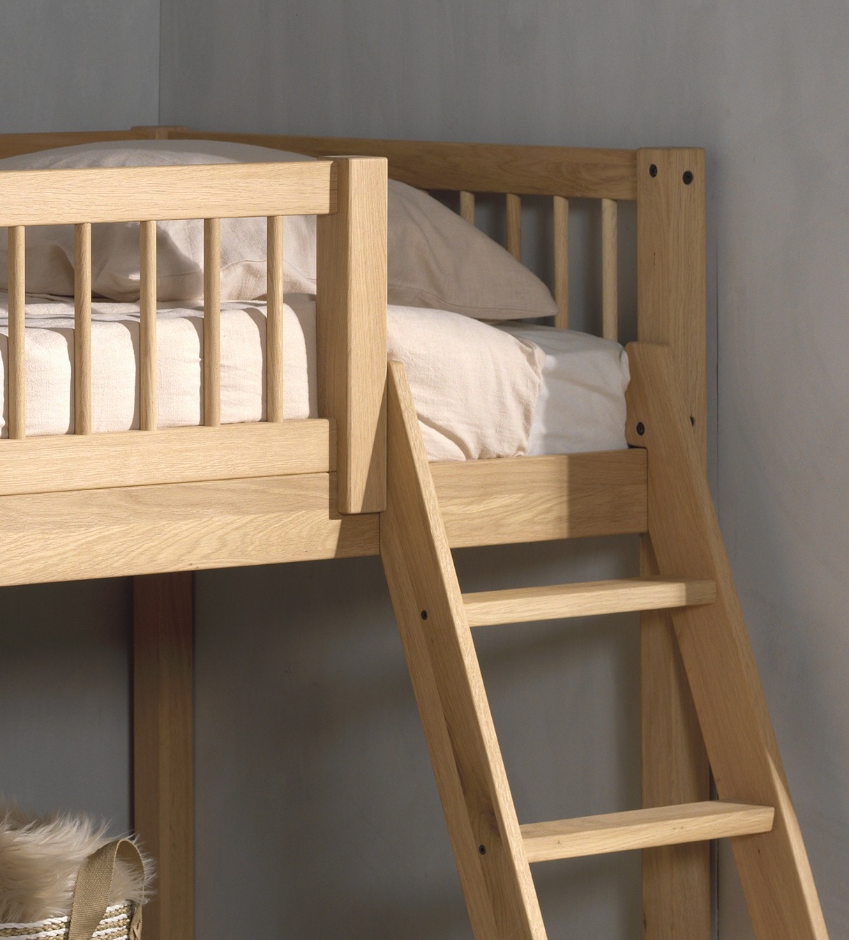 Vipack Spielbett Made in Europe,  aus Eiche geölt, LF 90x2000cm, RR, Leiter, Vorhang u. Absturzschutz