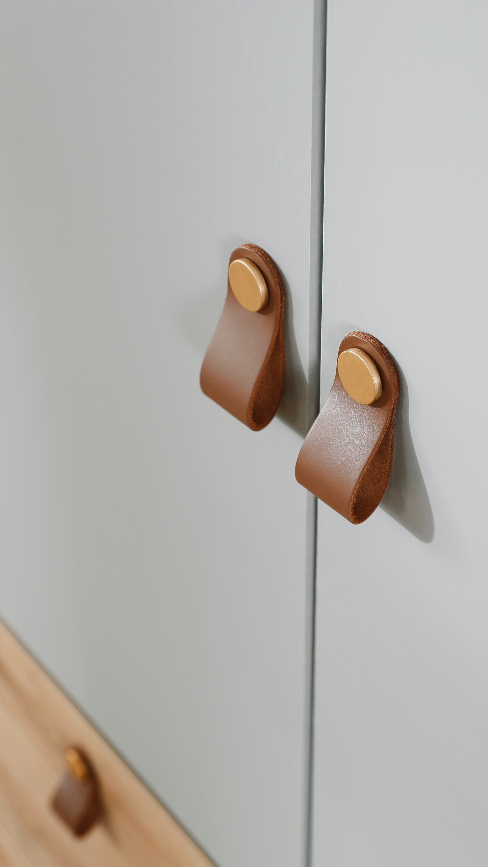 rauch Drehtürenschrank »Kleiderschrank Schrank Garderobe Ankleide HOMEY BY QUADRA SPIN« Breiten: 181/226/271 cm, Höhe 210 cm,  mit Grifflaschen aus weichem, cognacbraunem Leder