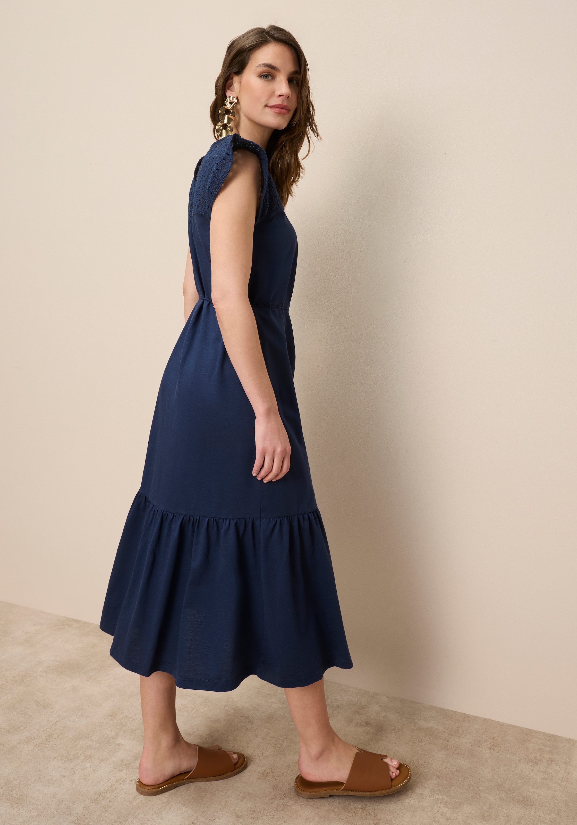 Tamaris Jerseykleid mit femininer Lochstickerei und verspieltem Schnitt