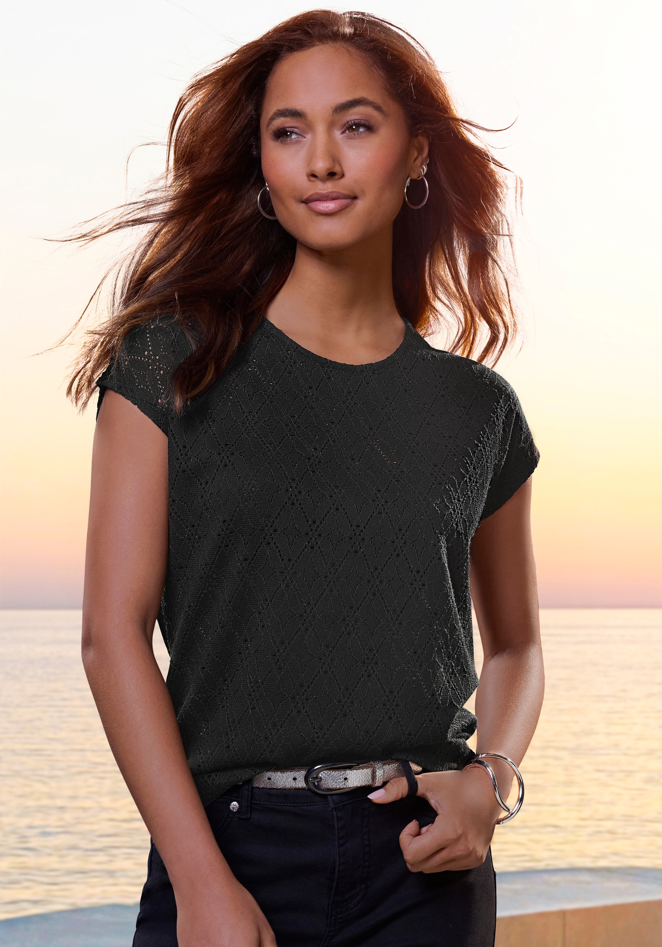 Image of LASCANA Rundhalsshirt "mit funkelnden Pailetten" aus hochwertiger Ajour-Qualität