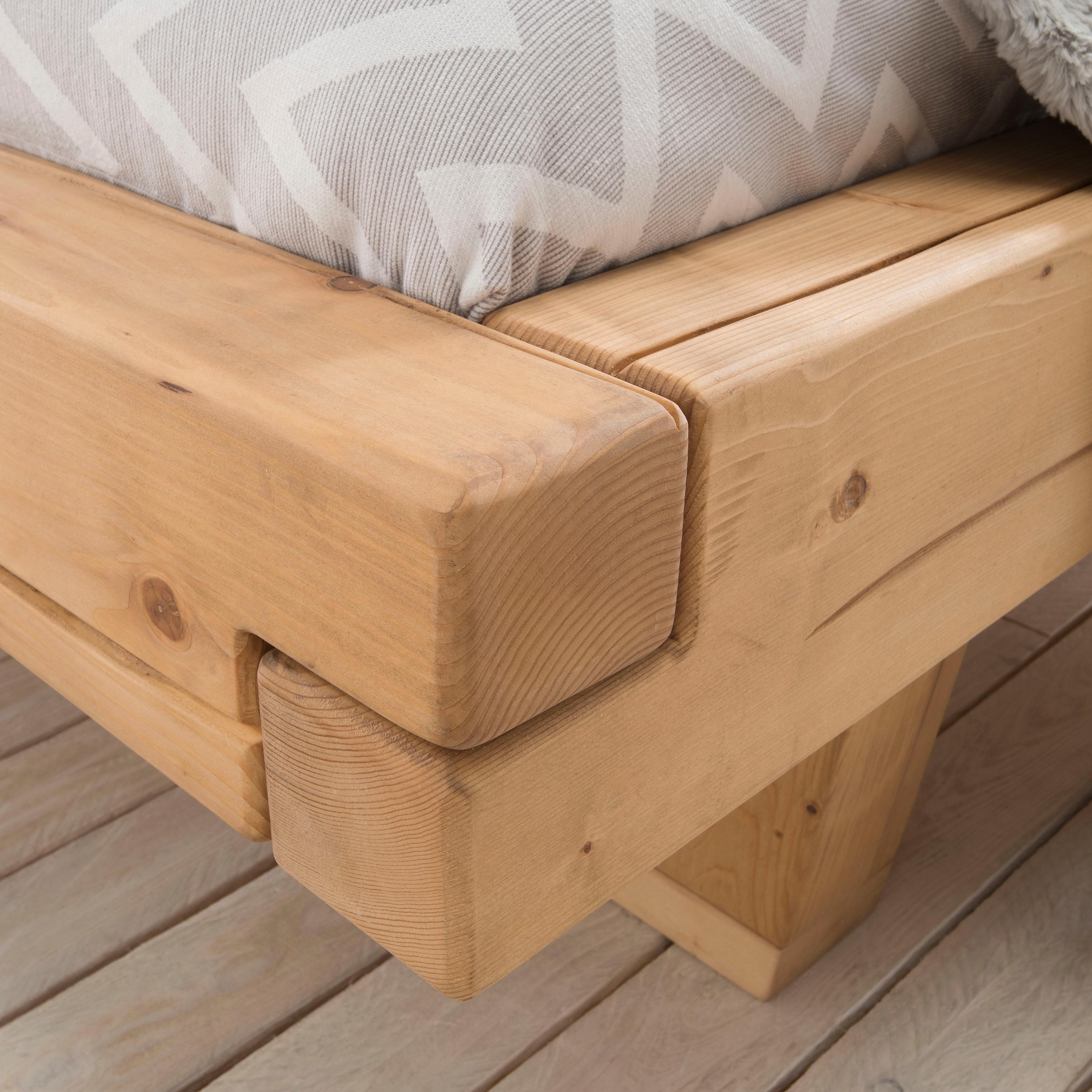 Home affaire Massivholzbett »Ultima Balkenbett Doppelbett, Füsse mit Kufenform«, FSC®-zertifizierte Wildeiche oder Fichte, viele Breiten zur Auswahl
