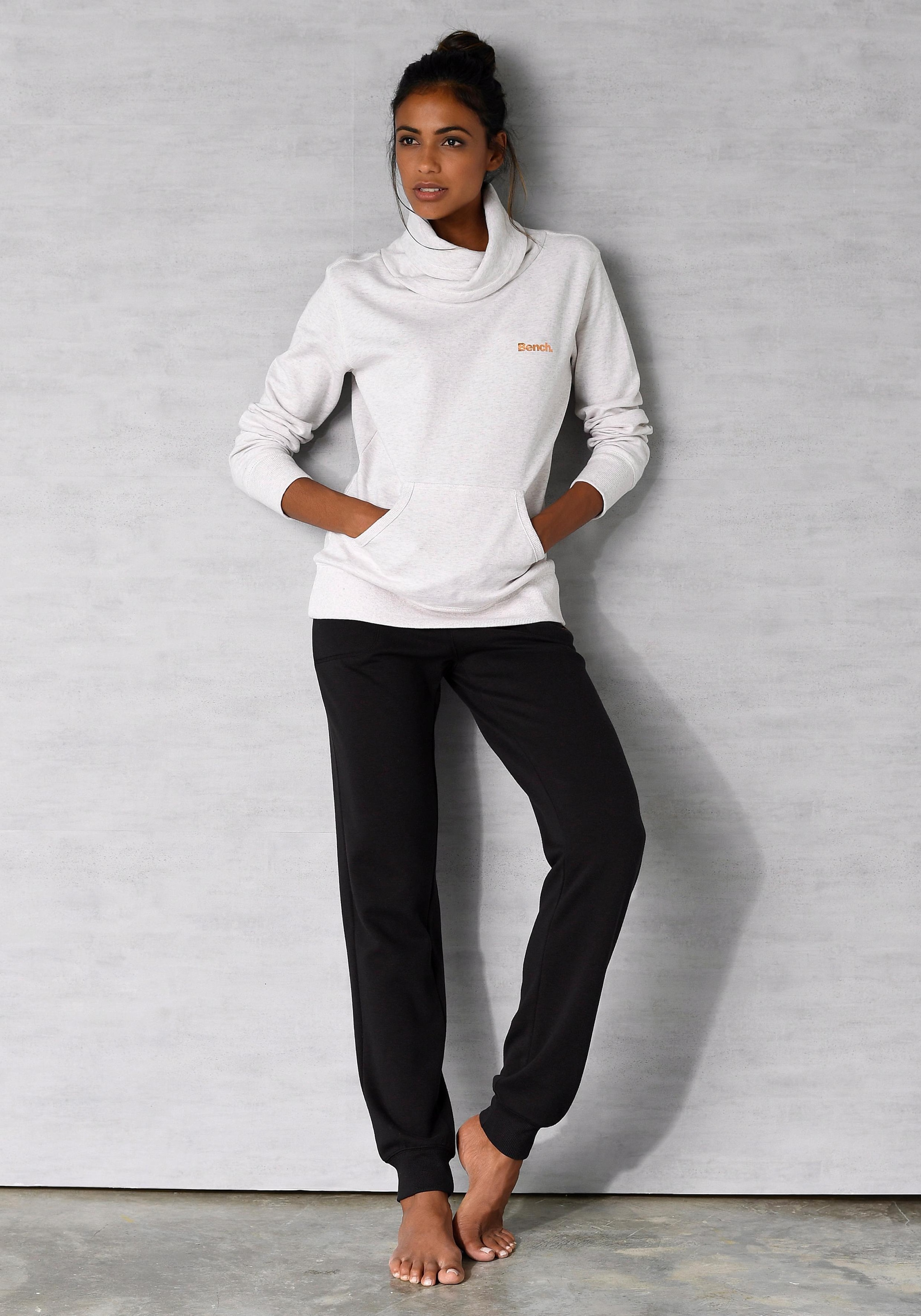 Bench. Loungewear Longsweatshirt, mit Stehkragen in Layeroptik und Kängurutasche, Loungewear