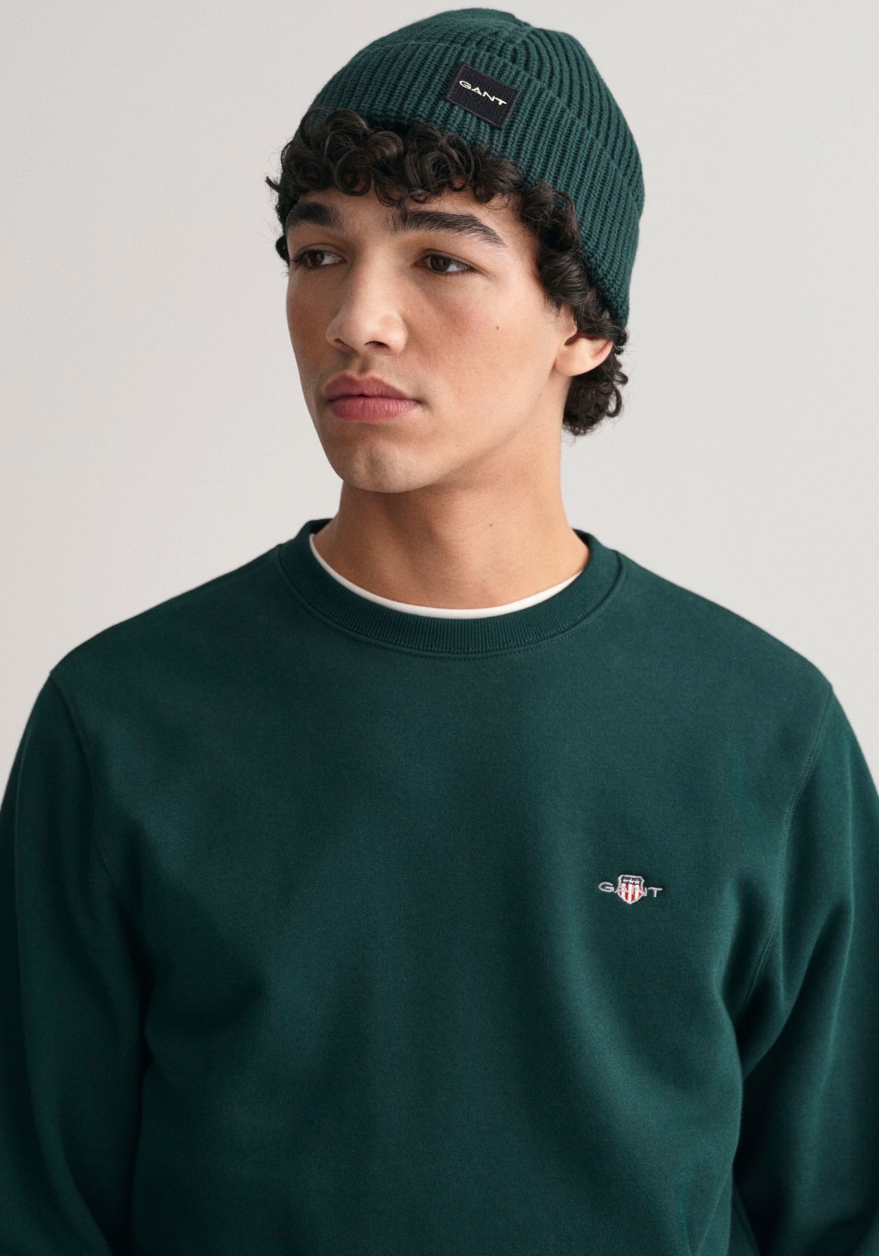 Gant Sweatshirt »REG SHIELD C-NECK SWEAT«, mit Logostickerei auf der Brust
