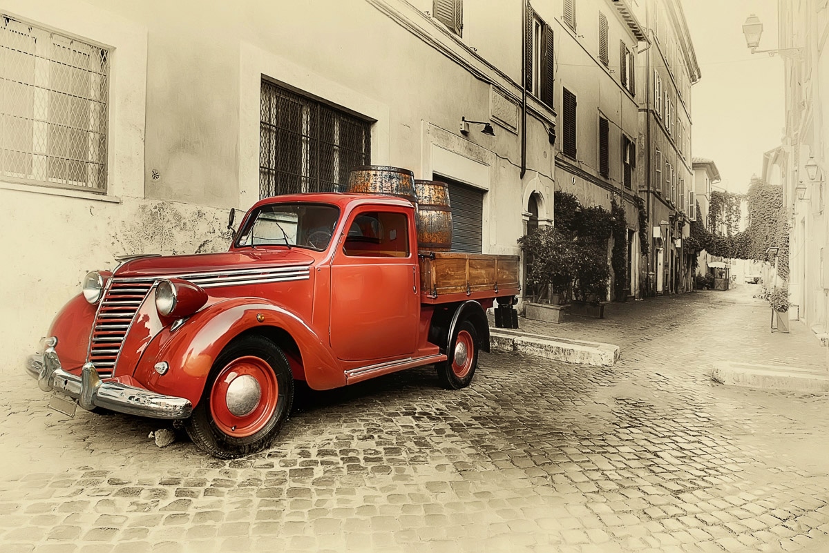 Fototapete »Rotes Auto in altem Foto«