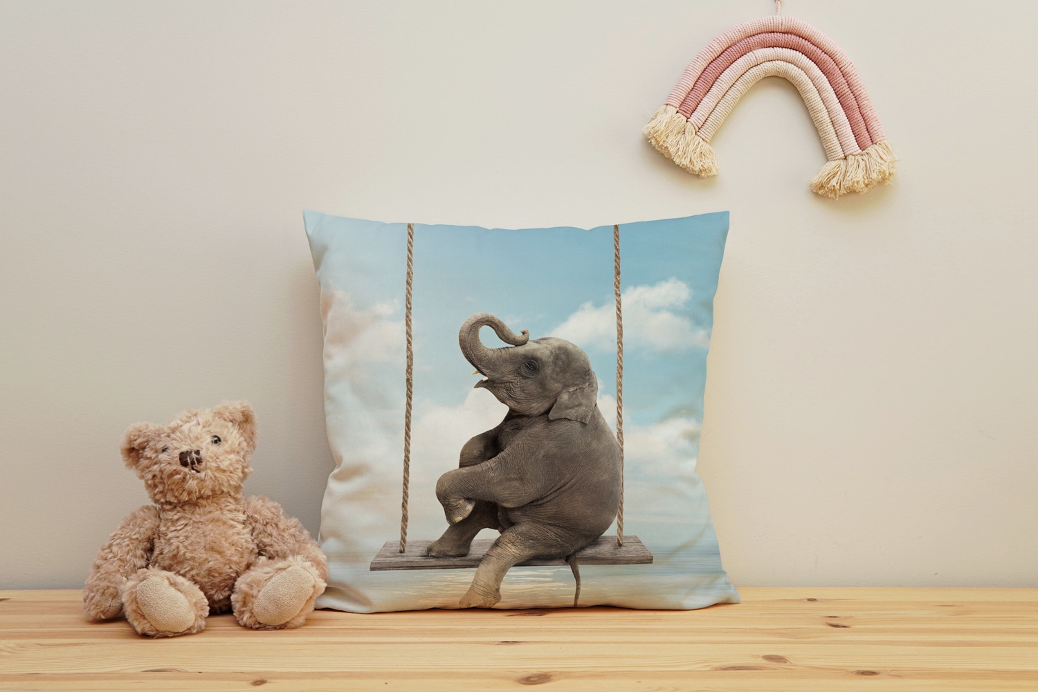 Image of queence Dekokissen "Elefant auf Schaukel" Kissenhülle mit HD Premium Druck, geruchsneutral, 40x40cm