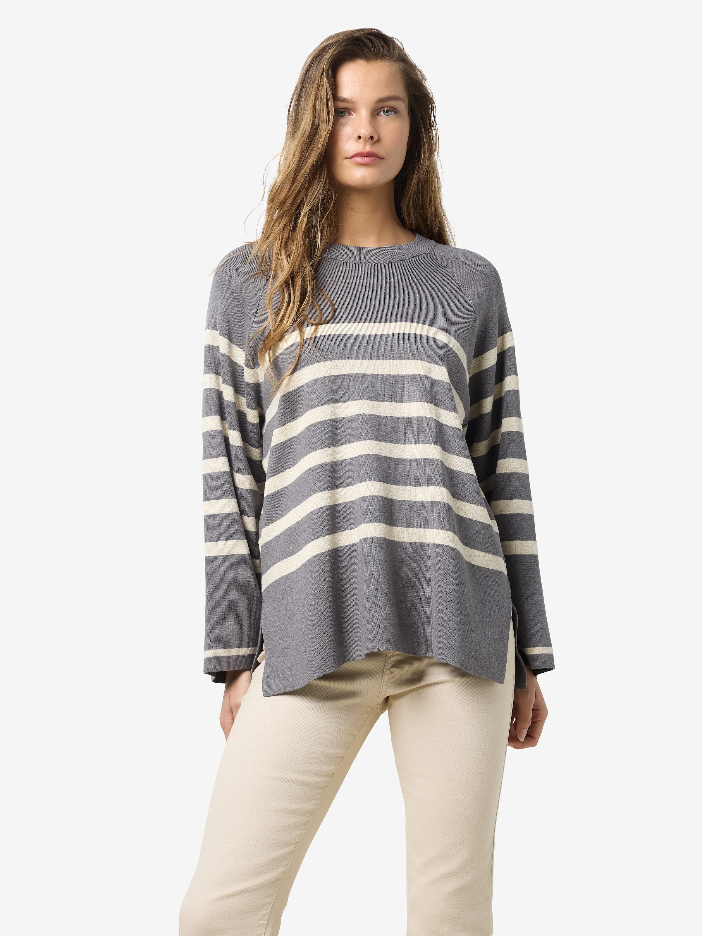 Noisy may Pull à col rond »NMFIFI L/S O-NECK TUNIC KNIT FWD NOOS« mit All-over-Streifenmuster, Loose Fit