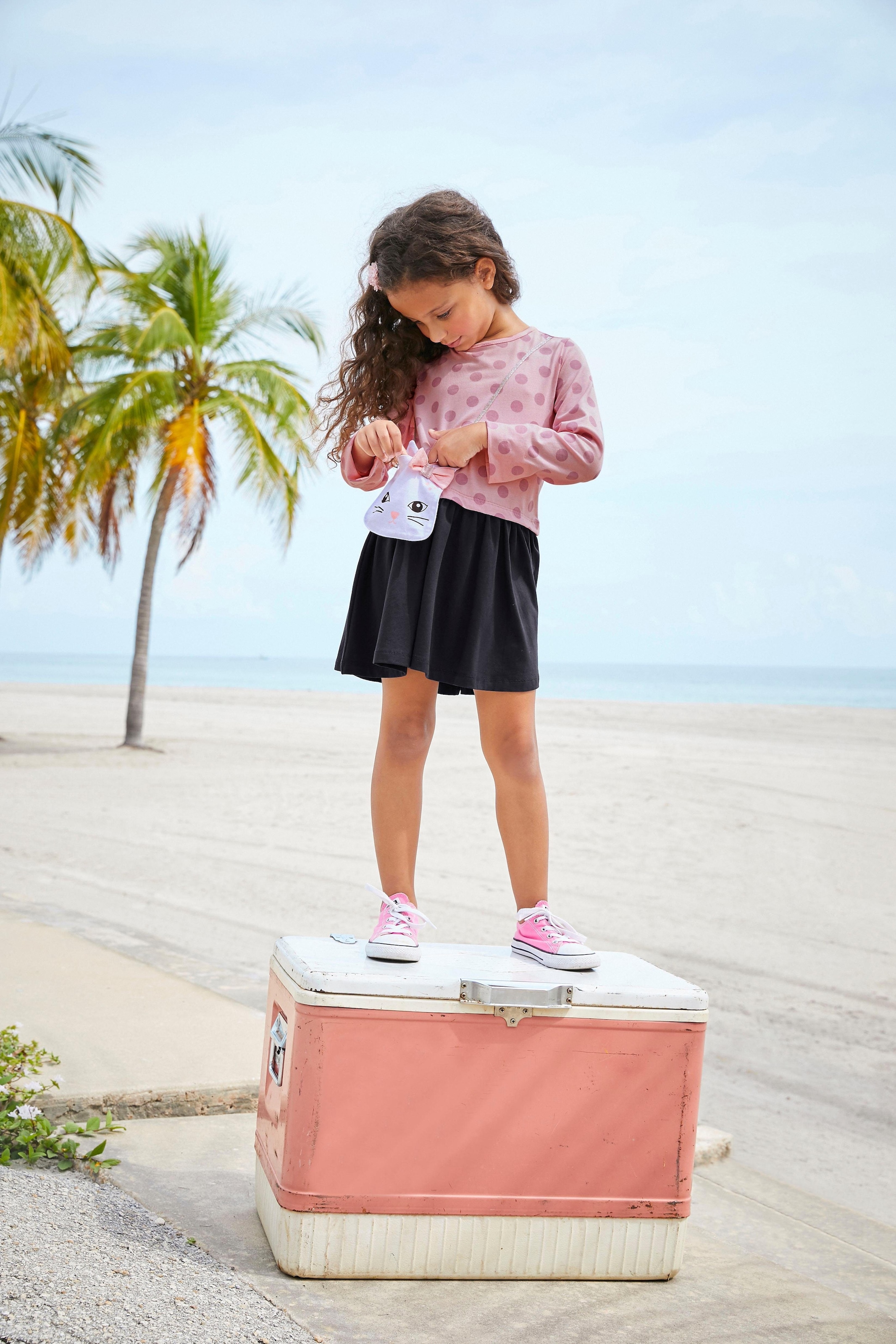 KIDSWORLD Jerseykleid Tasche und kleiner auf versandkostenfrei appliziertem Mädchen«, kleine mit Glitzerband »für