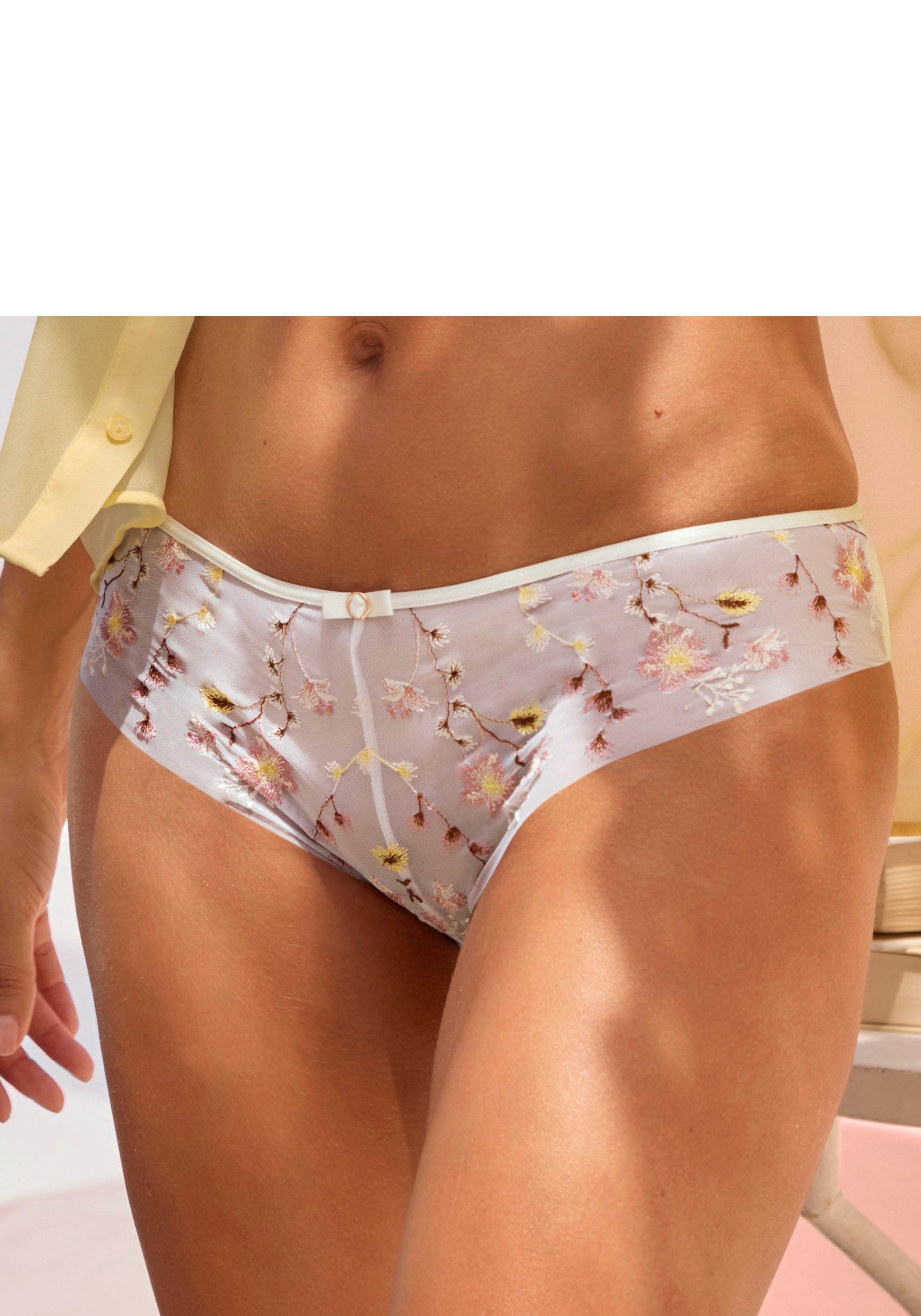 Image of LASCANA Panty mit hübscher Blütenstickereispitze in transparenter Optik