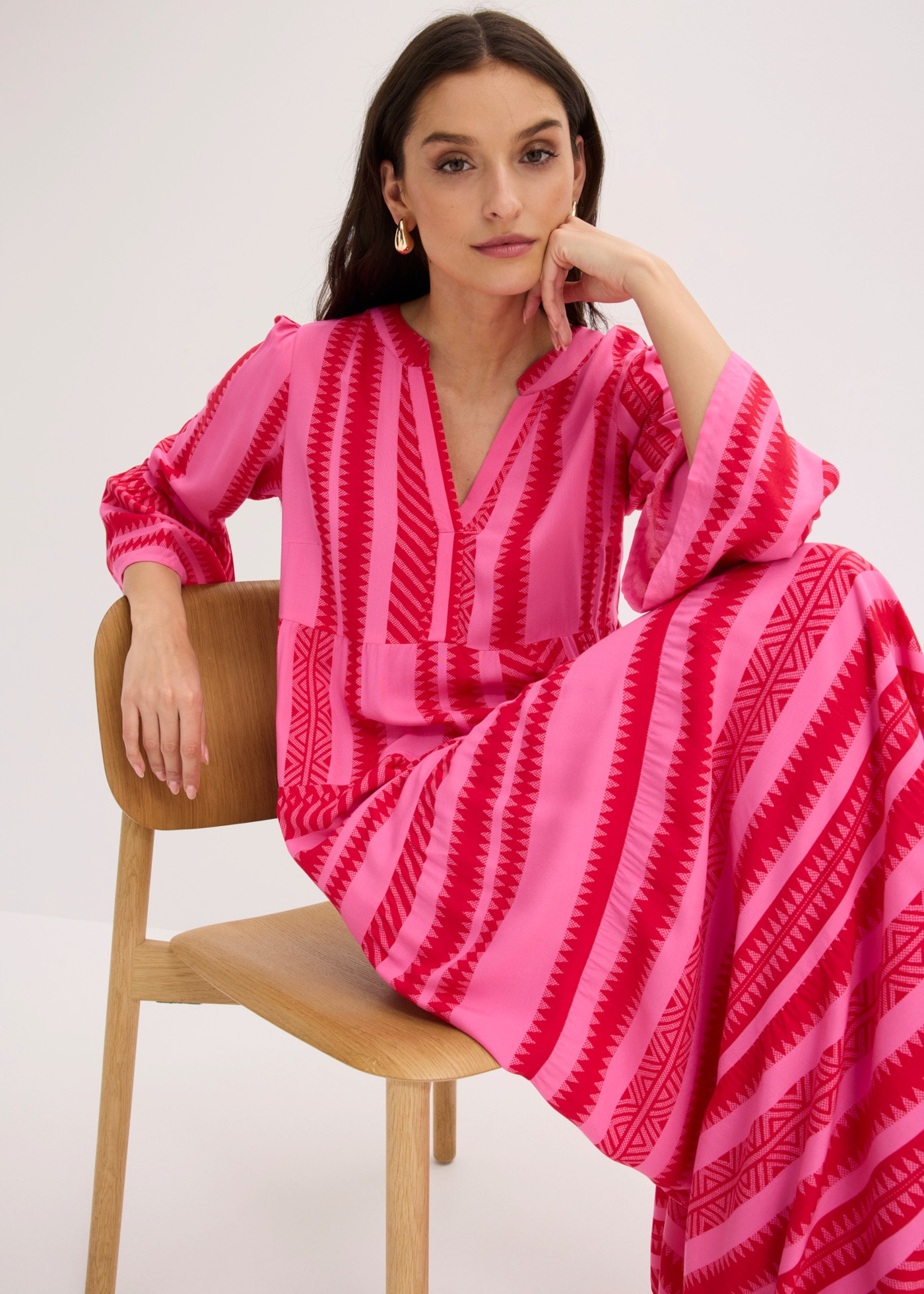 bonprix Maxikleid aus fliessender Viskose, mit Stufen-Rock, A-Linie Passform