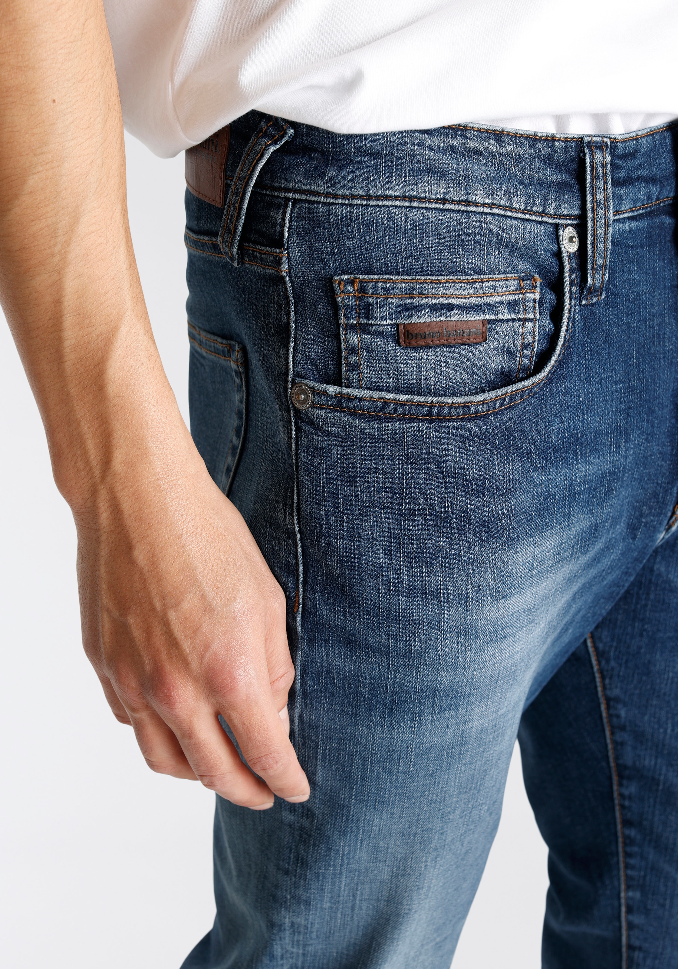 Bruno Banani Tapered-fit-Jeans »Callan«, Mit Leder Badge