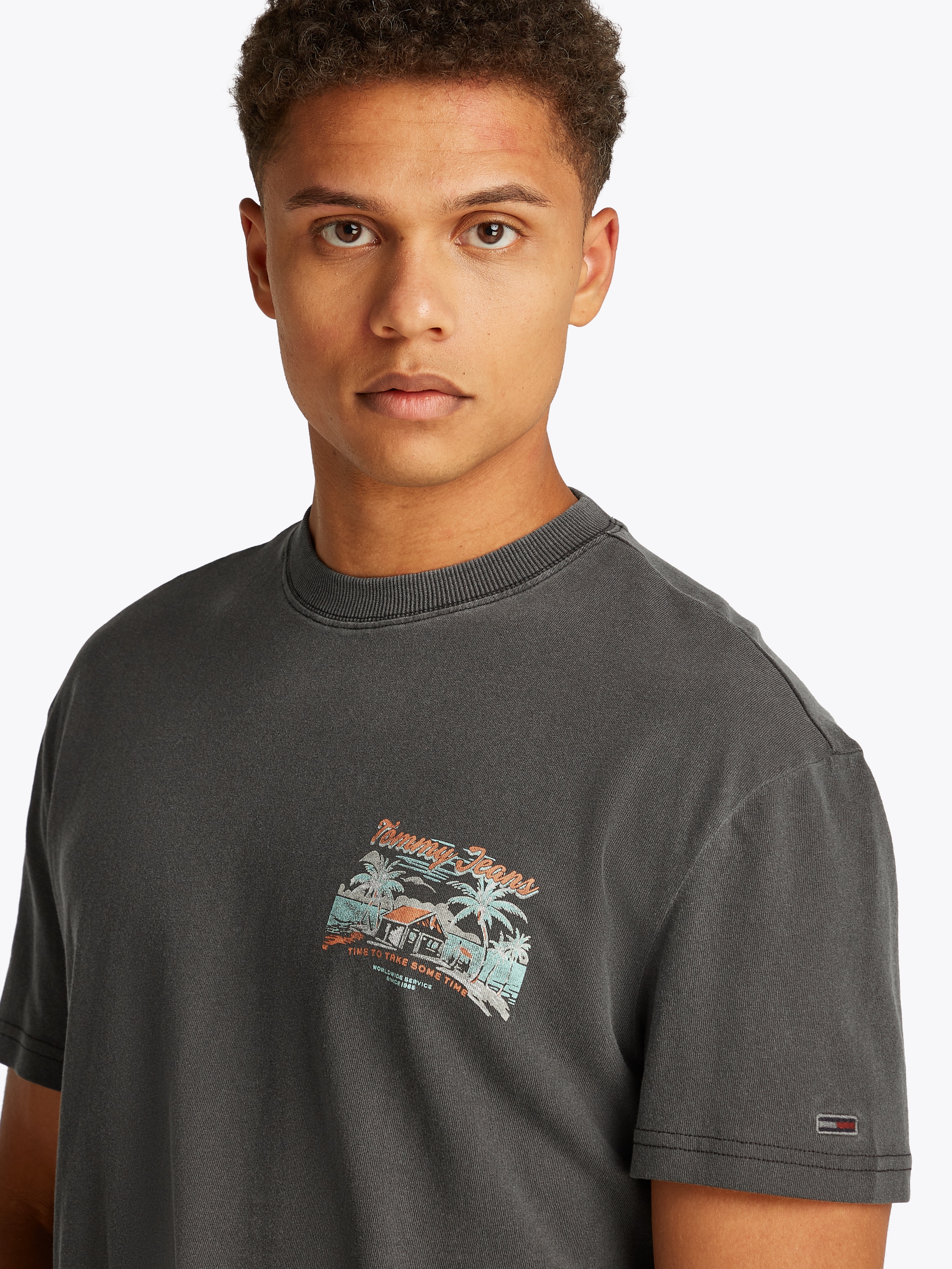 Tommy Jeans T-Shirt »TJM REG CABANA SS TEE EXT«, mit grossem Rückenprint Backprint Washed Out