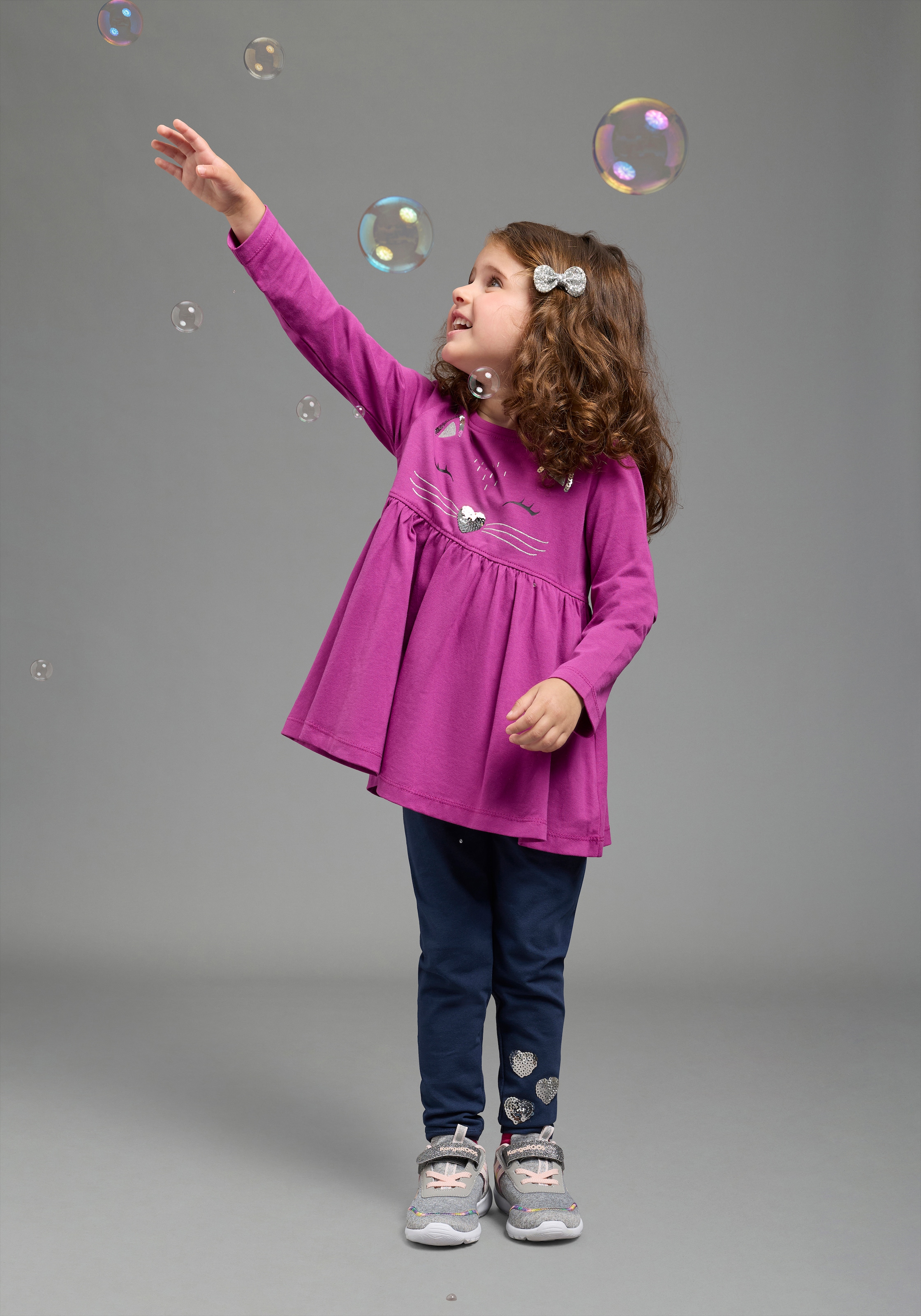 KIDSWORLD T-shirt à manches longues & leggings »2tlg. Set Shirt + Leggings mit schöner Paillettenapplikation« Ensemble, 2, 2 tenue adorable pour petites filles