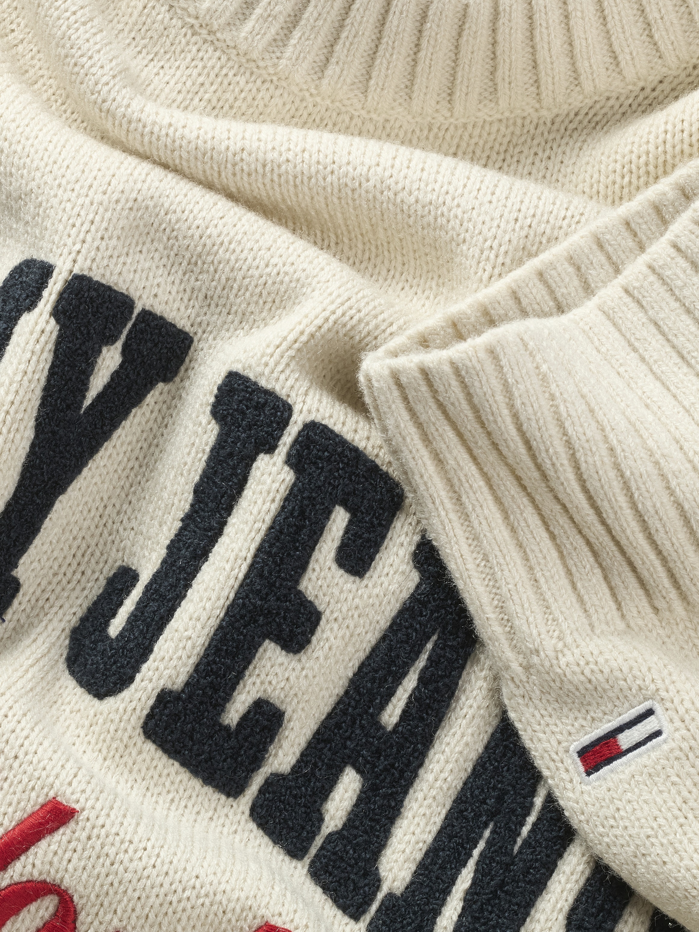 Tommy Jeans Rundhalspullover »TJM REG VARSITY CREW SWEATER EXT«, mit grossem Logo