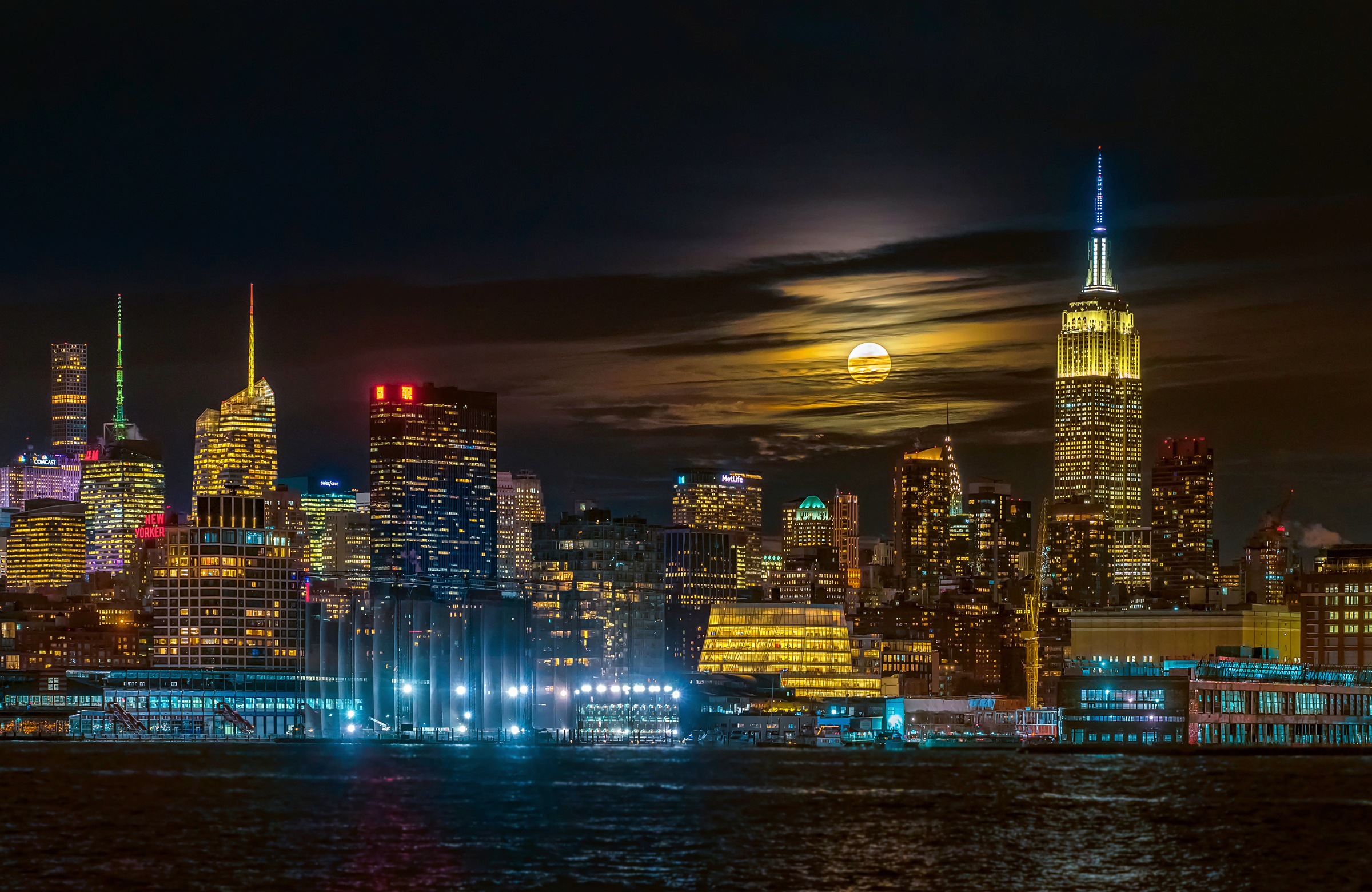 Image of Papermoon Fototapete »Photo-Art HUA ZHU, SUPER BLUE MOON 2018, NEW YORK CITY«, Vliestapete, hochwertiger Digitaldruck, inklusive Kleister bei Ackermann Versand Schweiz