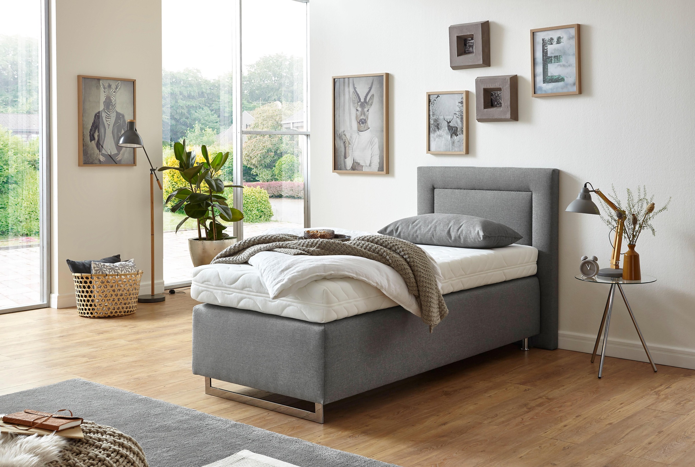 Westfalia Schlafkomfort Lit boxspring mit Zierkissen und verchromten Kufen, in diversen Ausführungen