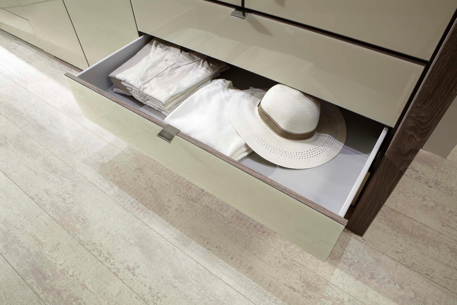WIEMANN Falttürenschrank »Loft, hochwertige Glasfront, Metallgriffe, viel Stauraum«, (3 Breiten: 200cm/250cm/300cm, Höhe: 236cm), Qualität trifft edles Design, 8 Schubkästen, 6 Türen