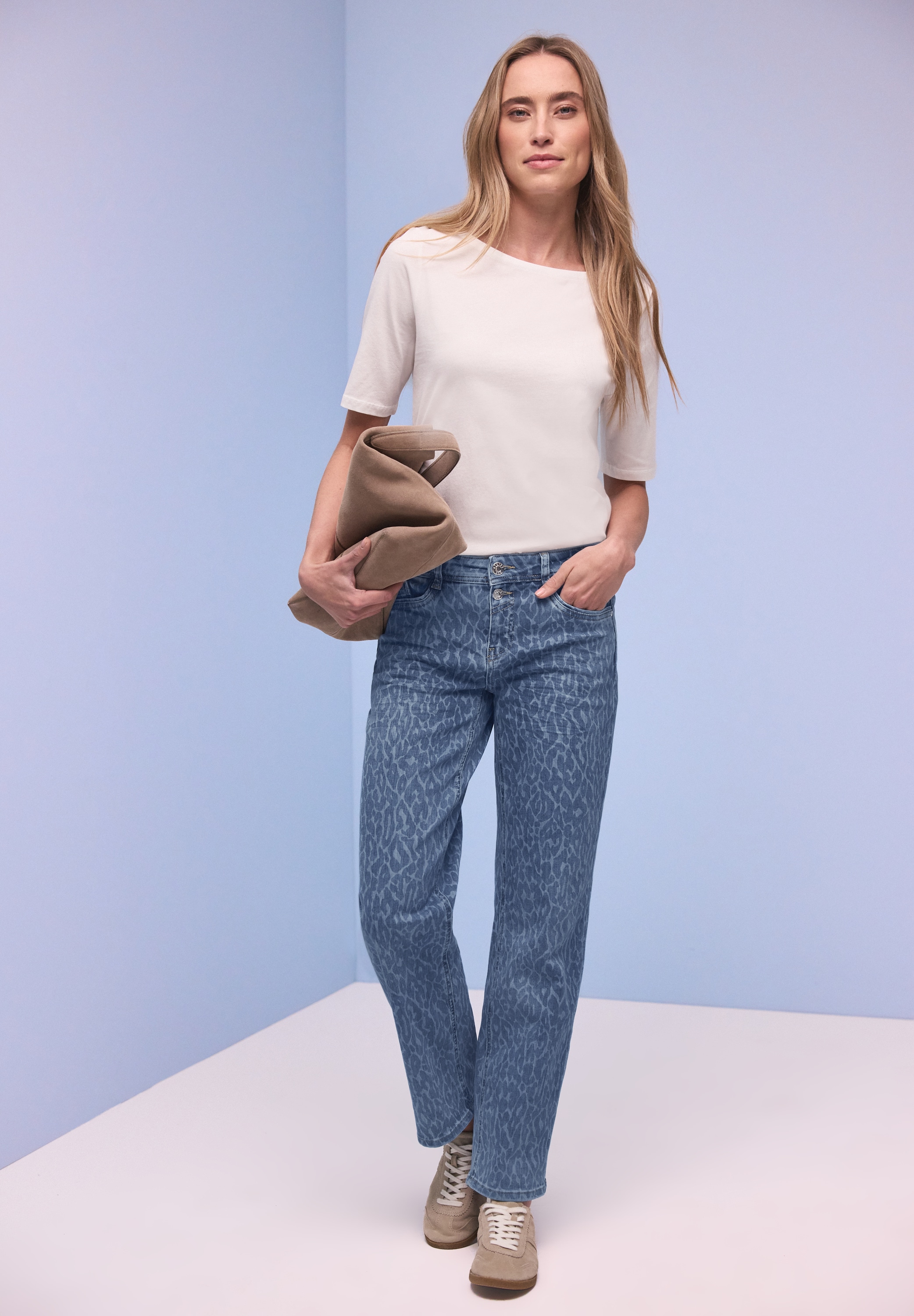 STREET ONE Jeans droit »Style Amalia Straight Leg« mit einem gelaserten Leo‑Muster