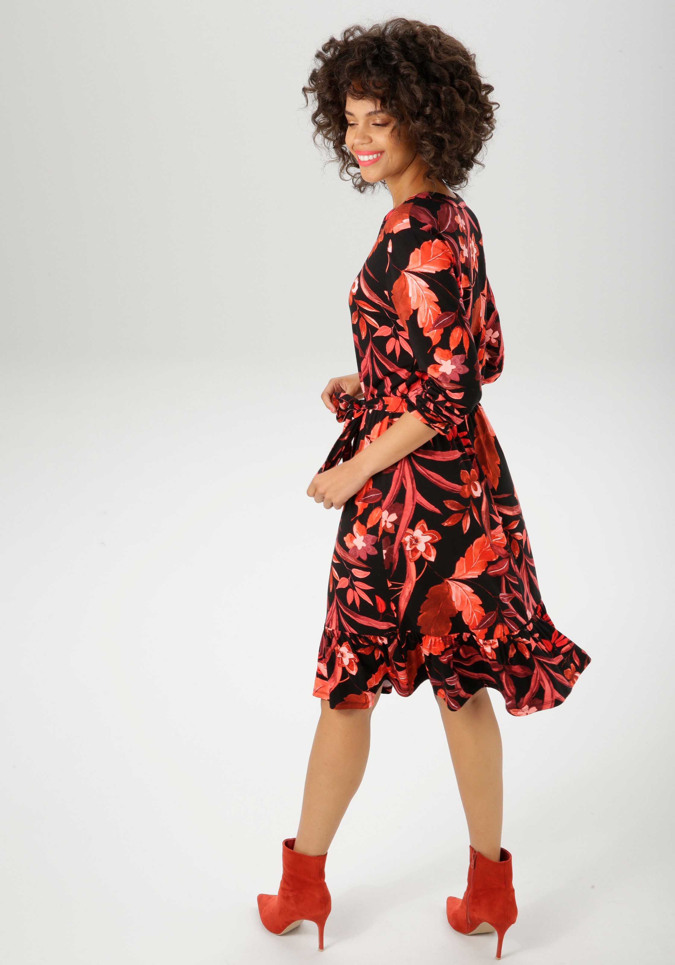 Aniston CASUAL Jerseykleid, (mit abnehmbarem Bindeband), mit grossflächigen Blüten und Blättern bedruckt - NEUE KOLLEKTION