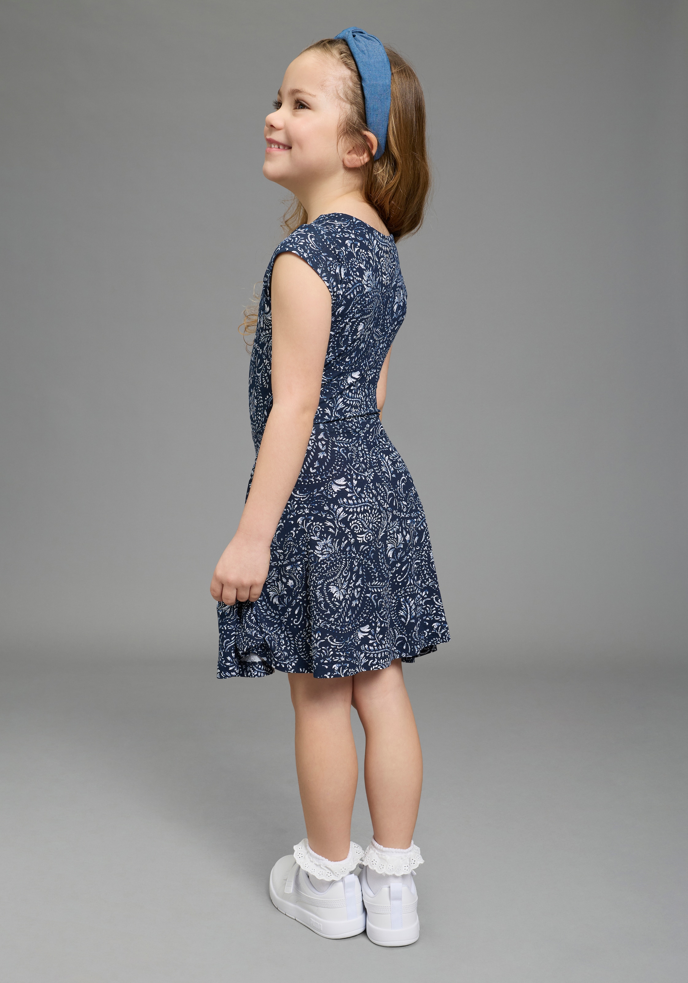 KIDSWORLD Robe en jersey »Viskose-Kleid mit Paisley Allover« Sans poches Viskosekleid für Mädchen, mit modischem Druck, bequeme Passform