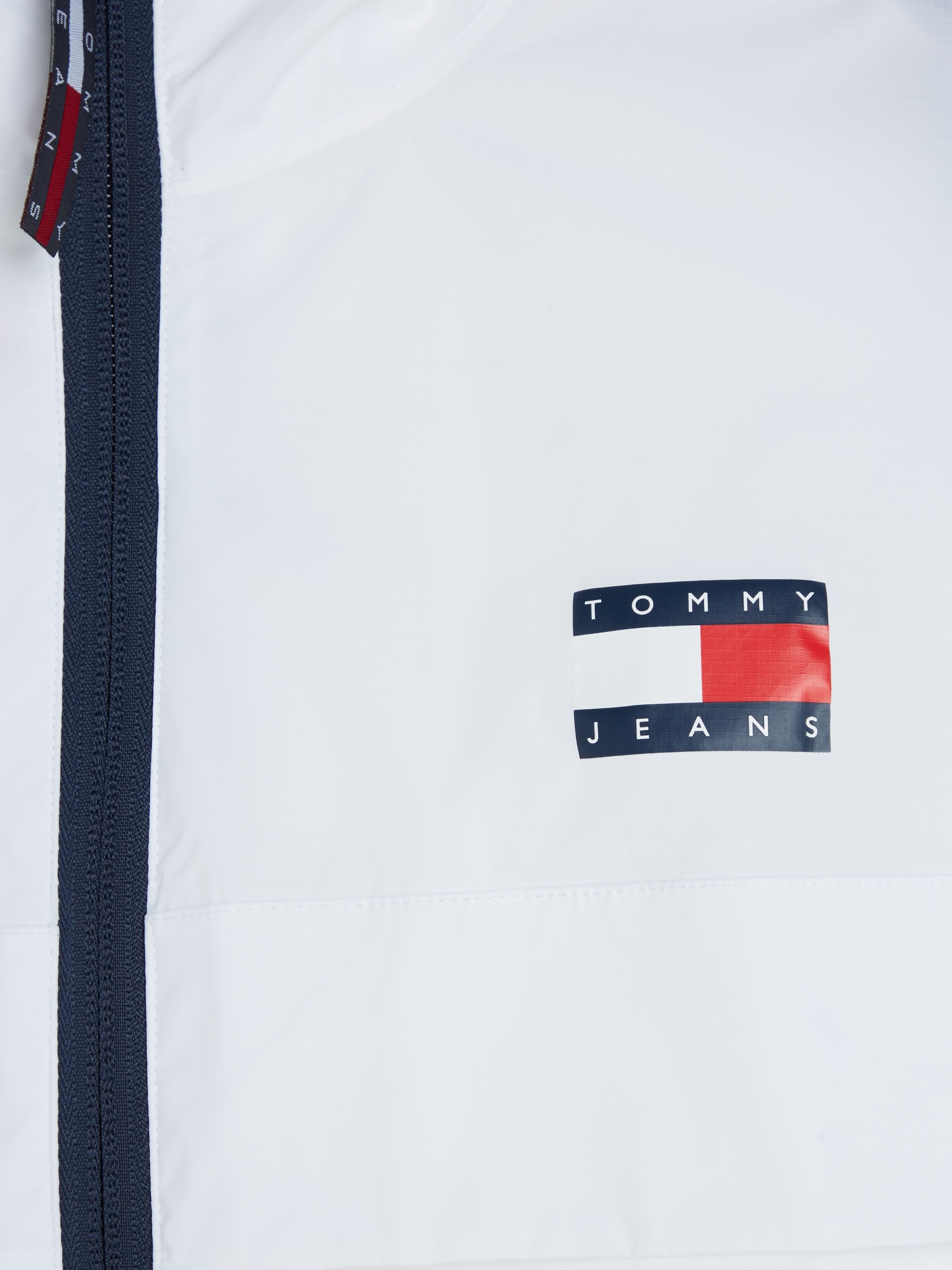 Tommy Jeans Windbreaker »TJM PCKABLE TECH CHICAGO ZIPTHRU«, mit Kapuze, mit Logo auf der Brust