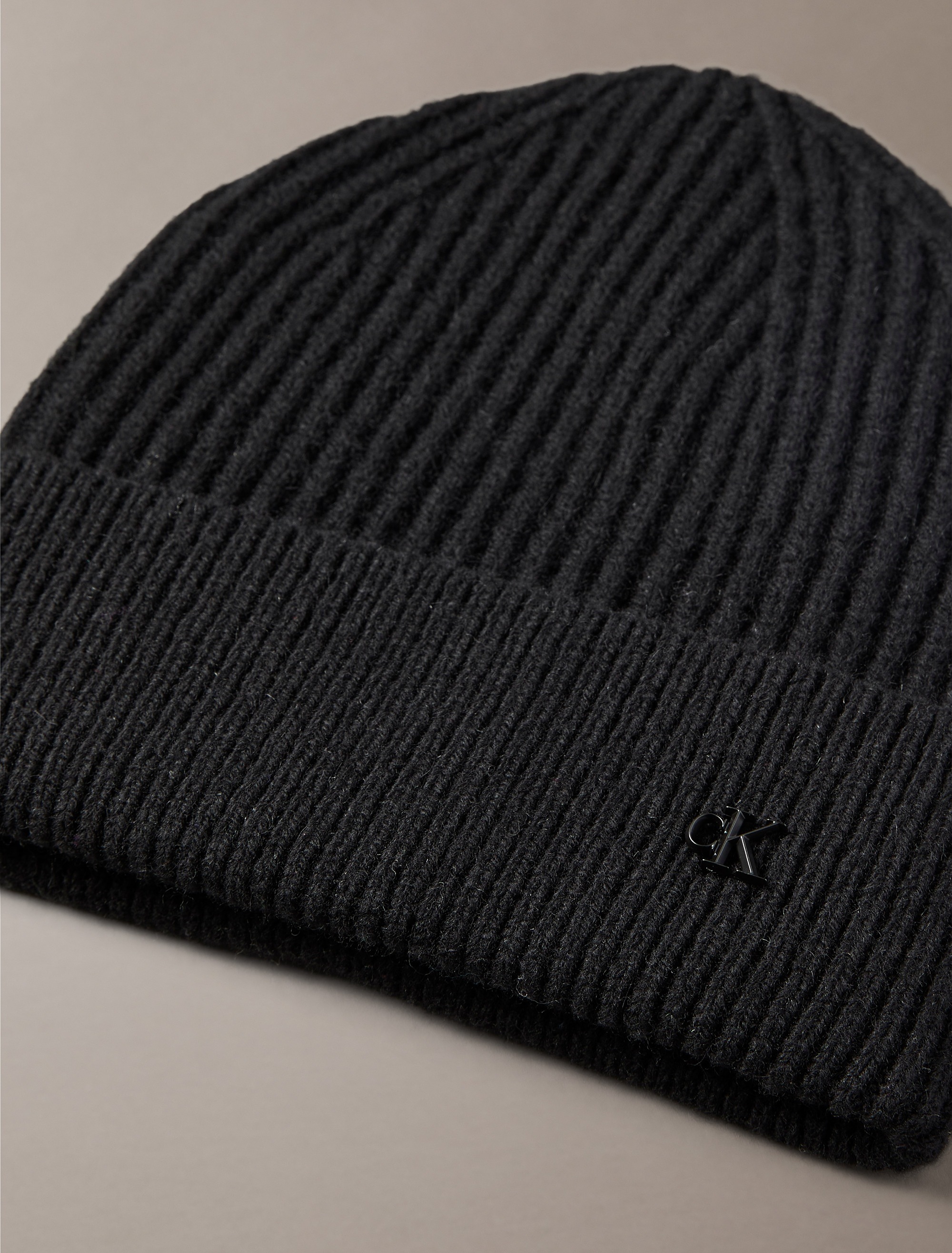 Calvin Klein Strickmütze »CK METAL WOOL BEANIE«, aus weicher Wollmischung