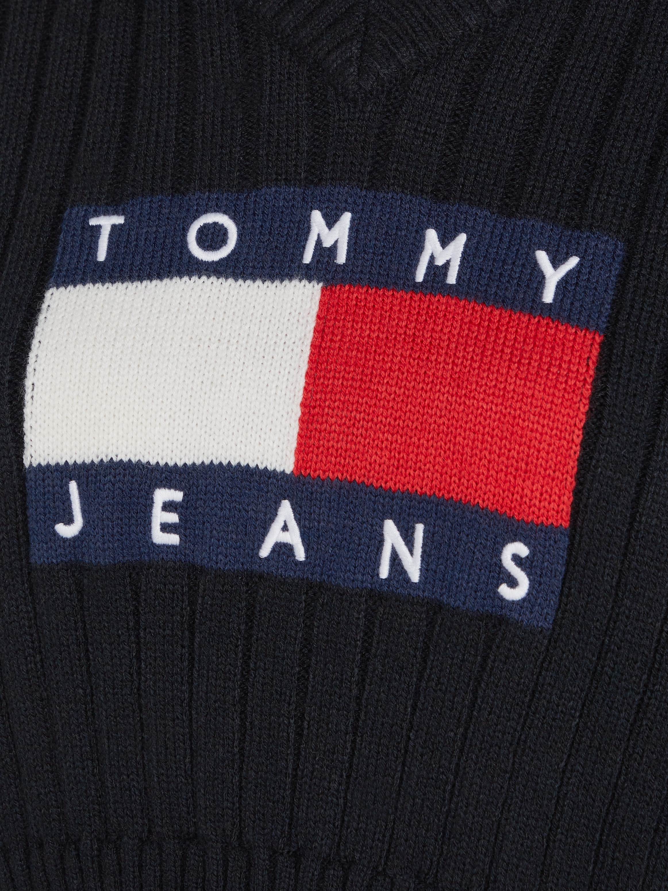 Tommy Jeans Curve V-Ausschnitt-Pullover »TJW VNCK CENTER FLAG SWEATER EXT«, Grosse Grössen