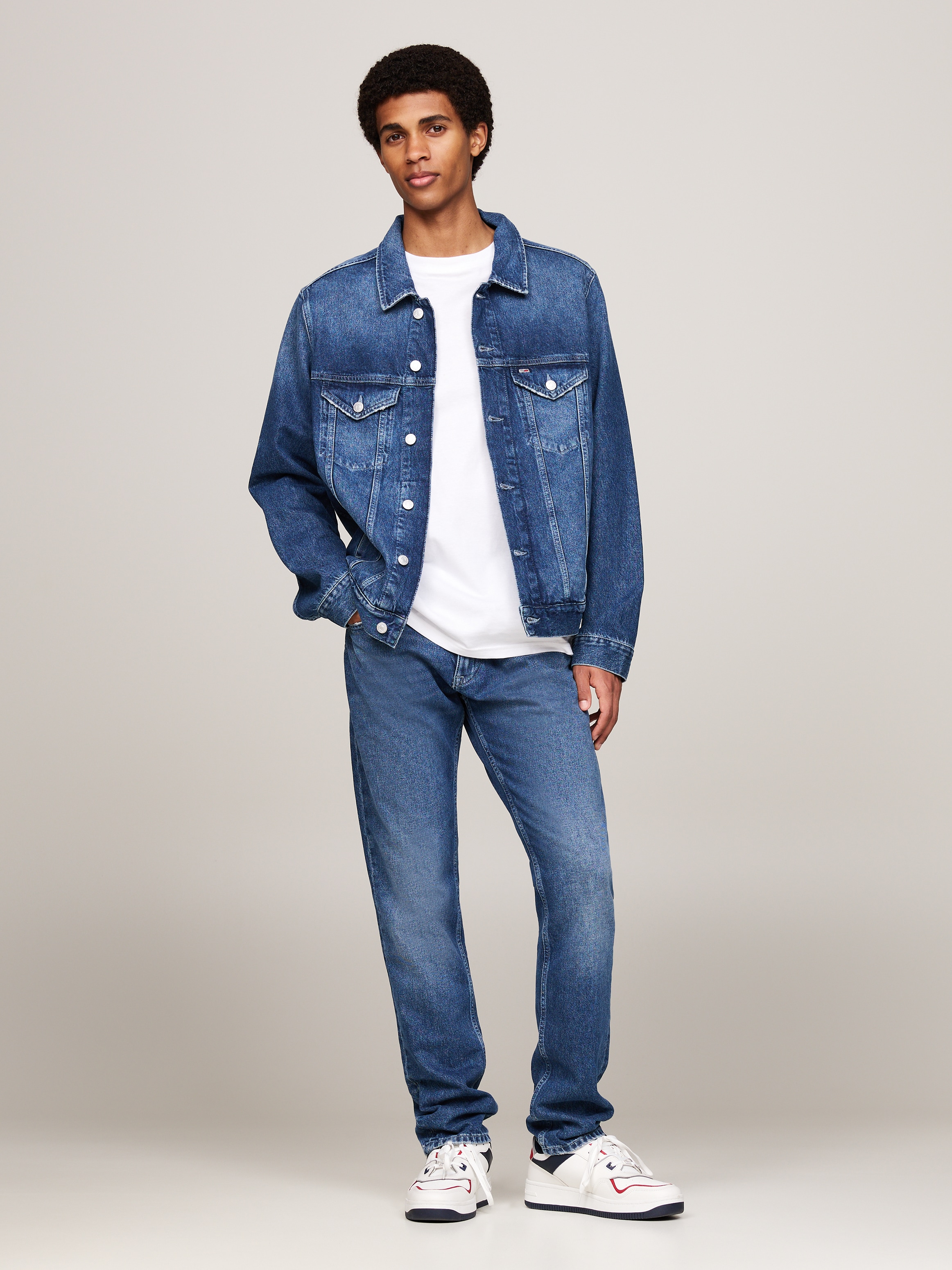 Tommy Jeans Jeansjacke »RYAN RGLR TRCKR JCKT DH6031«, Grosses Markenemblem auf der Rückseite