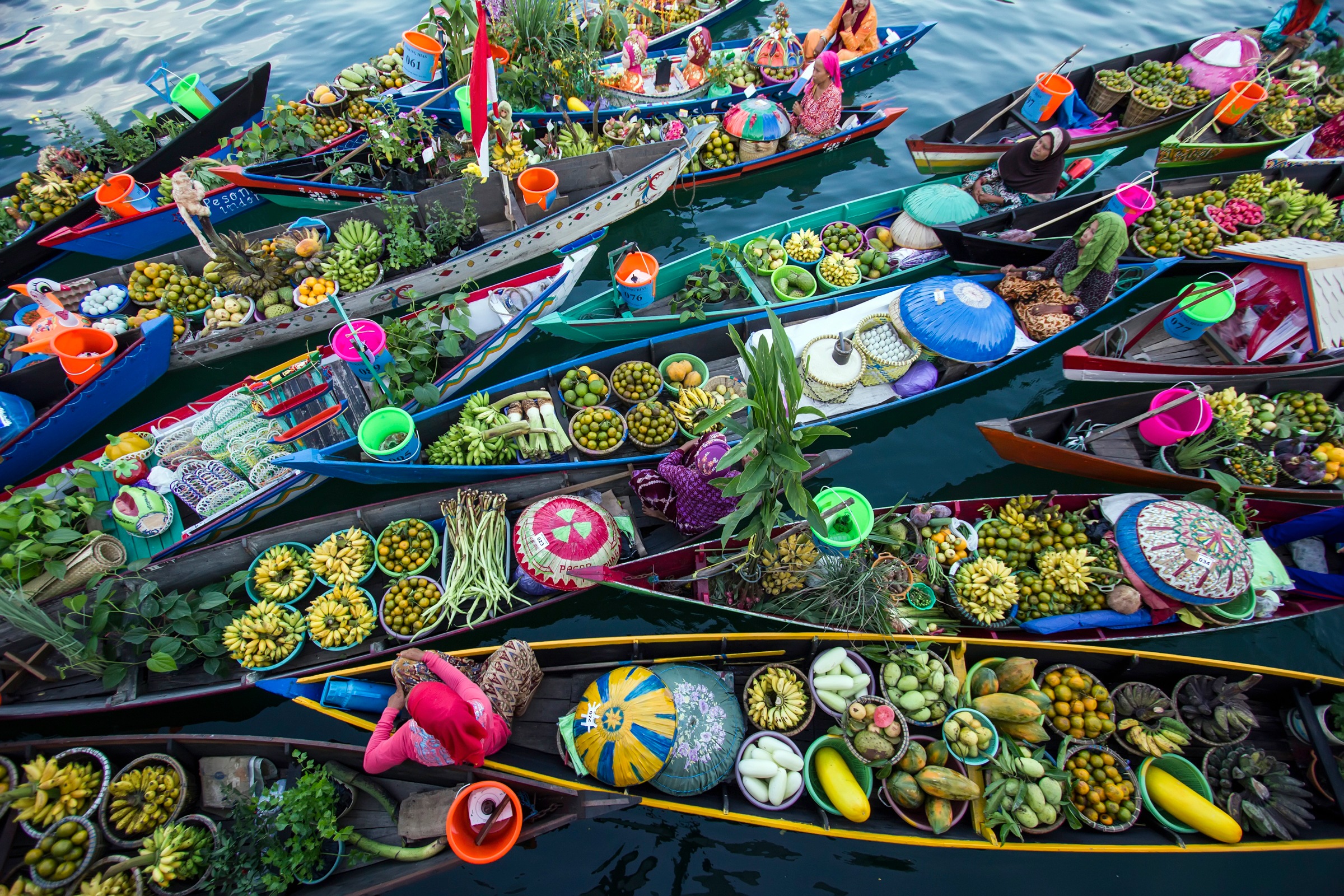 Image of Papermoon Fototapete »Photo-Art FAUZAN MAUDUDDIN, BANJARMASIN FLOATING MARKET«, Vliestapete, hochwertiger Digitaldruck, inklusive Kleister bei Ackermann Versand Schweiz