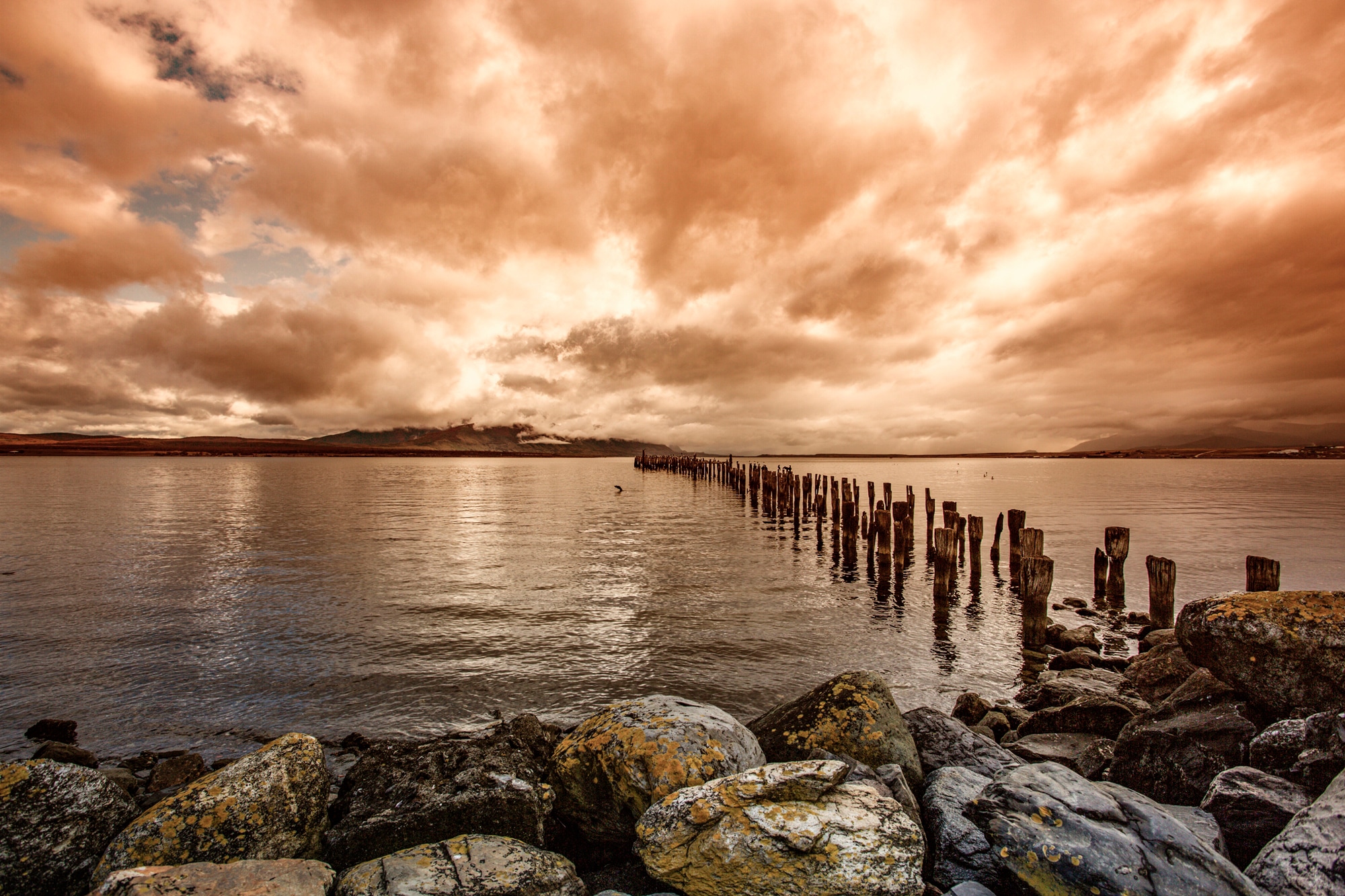Image of Papermoon Fototapete "HOLZ-BRÜCKE-ALT PUERTO NATALES INSEL PIER STEG MEER SEE"