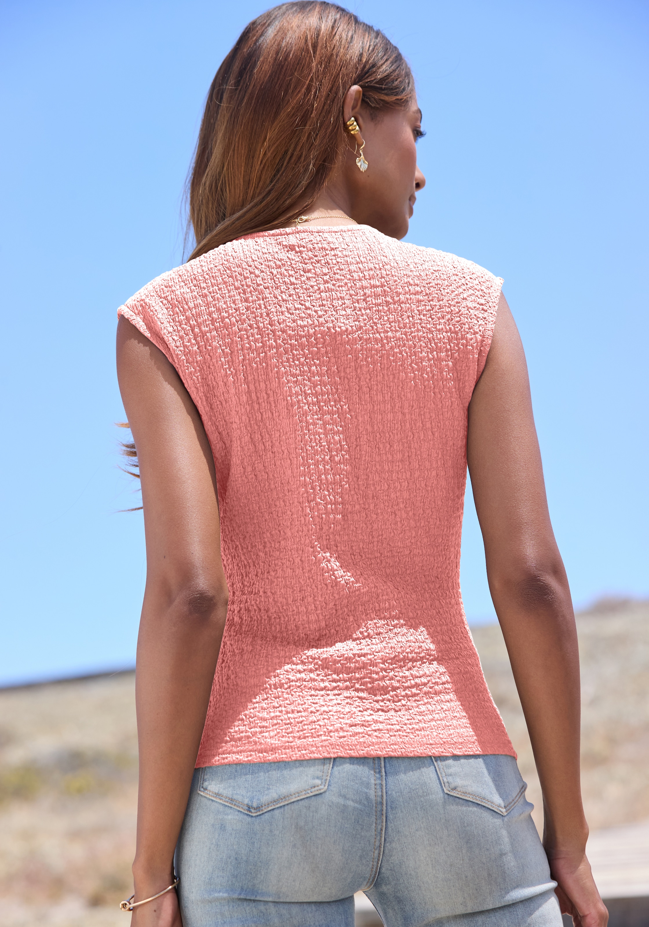 LASCANA Kurzarmshirt »aus modischer Strukturware mit V-Ausschnitt« bügelfreies Shirt, Sommershirt, figurbetontes T-Shirt, V-Shirt