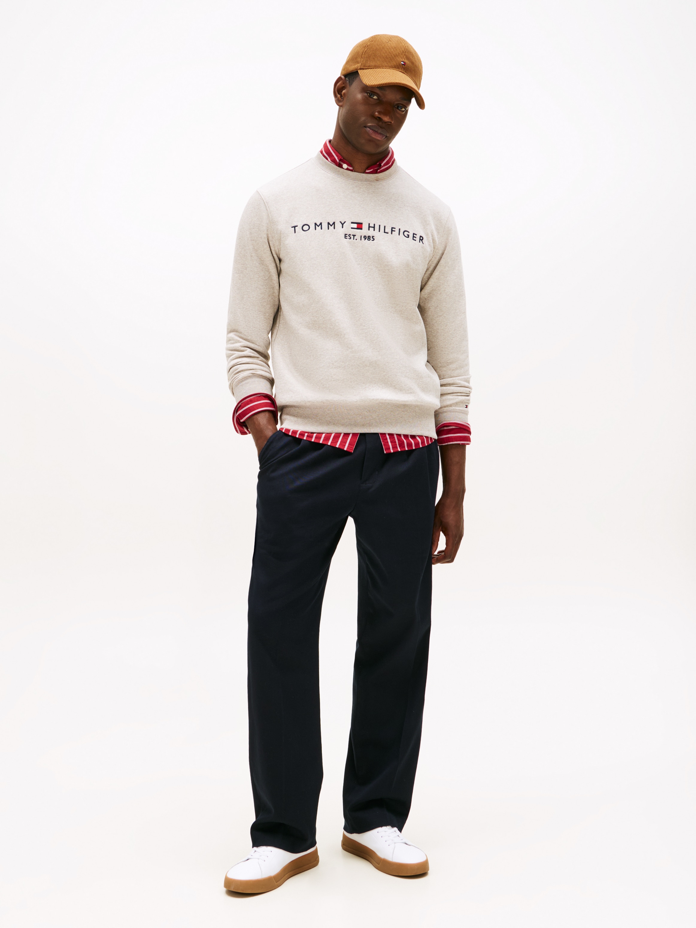 Tommy Hilfiger Sweatshirt »TOMMY LOGO SWEATSHIRT mit Rundhals und Stickerei«, unifarben, casual, regular fit, Baumwollmix, Rundhals