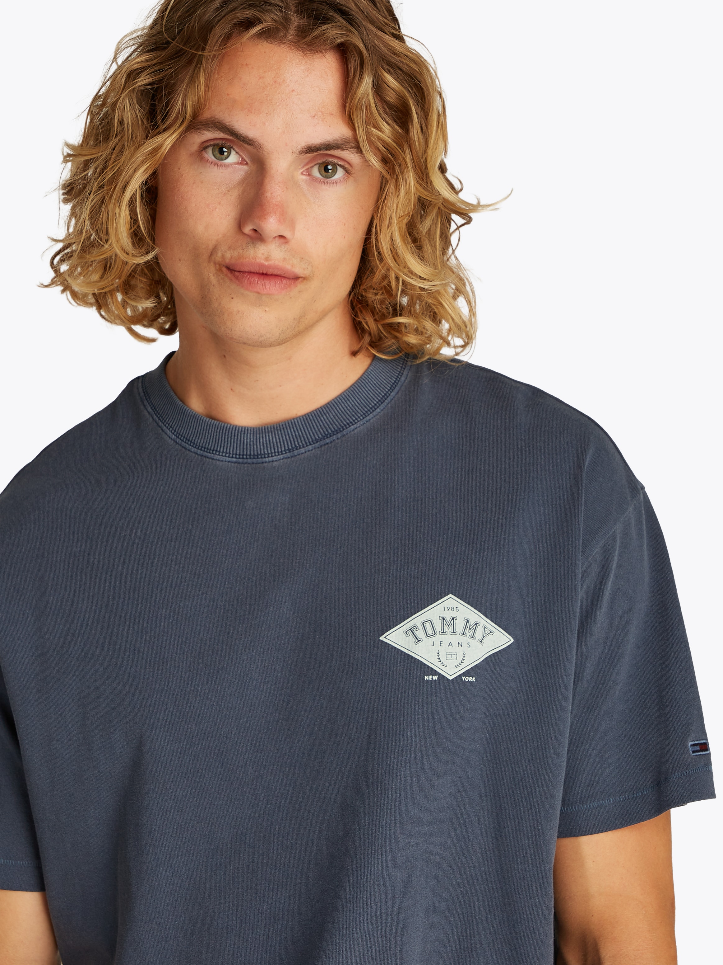 Tommy Jeans T-Shirt »TJM RLX VARSITY GRAPHICS TEE EXT«, mit grossem Rückenprint