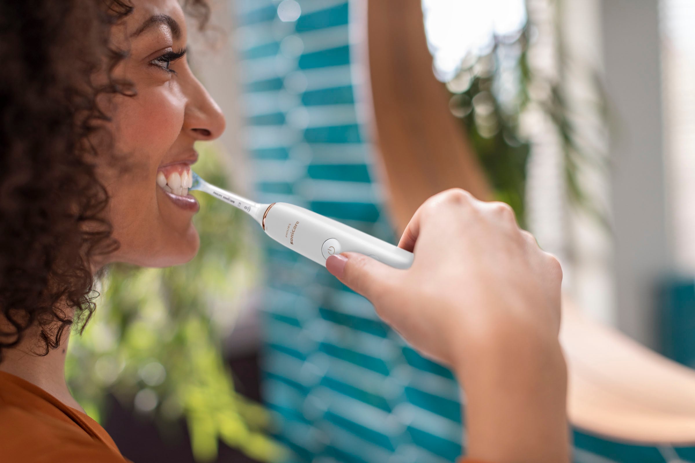 Philips Sonicare Elektrische Zahnbürste »DiamondClean 9000 HX9914«, 2 St. Aufsteckbürsten, DiamondClean Premium Schallzahnbürste, Doppelpack inkl. Ladeglas