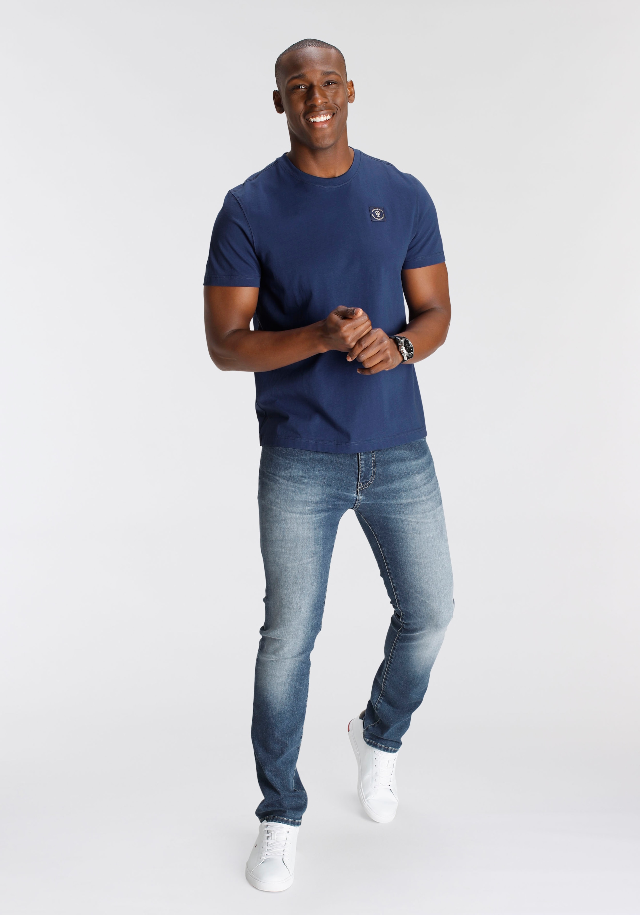 DELMAO Rundhalsshirt, Kurzarm, Regular Fit, basic, aus 100% Baumwolle