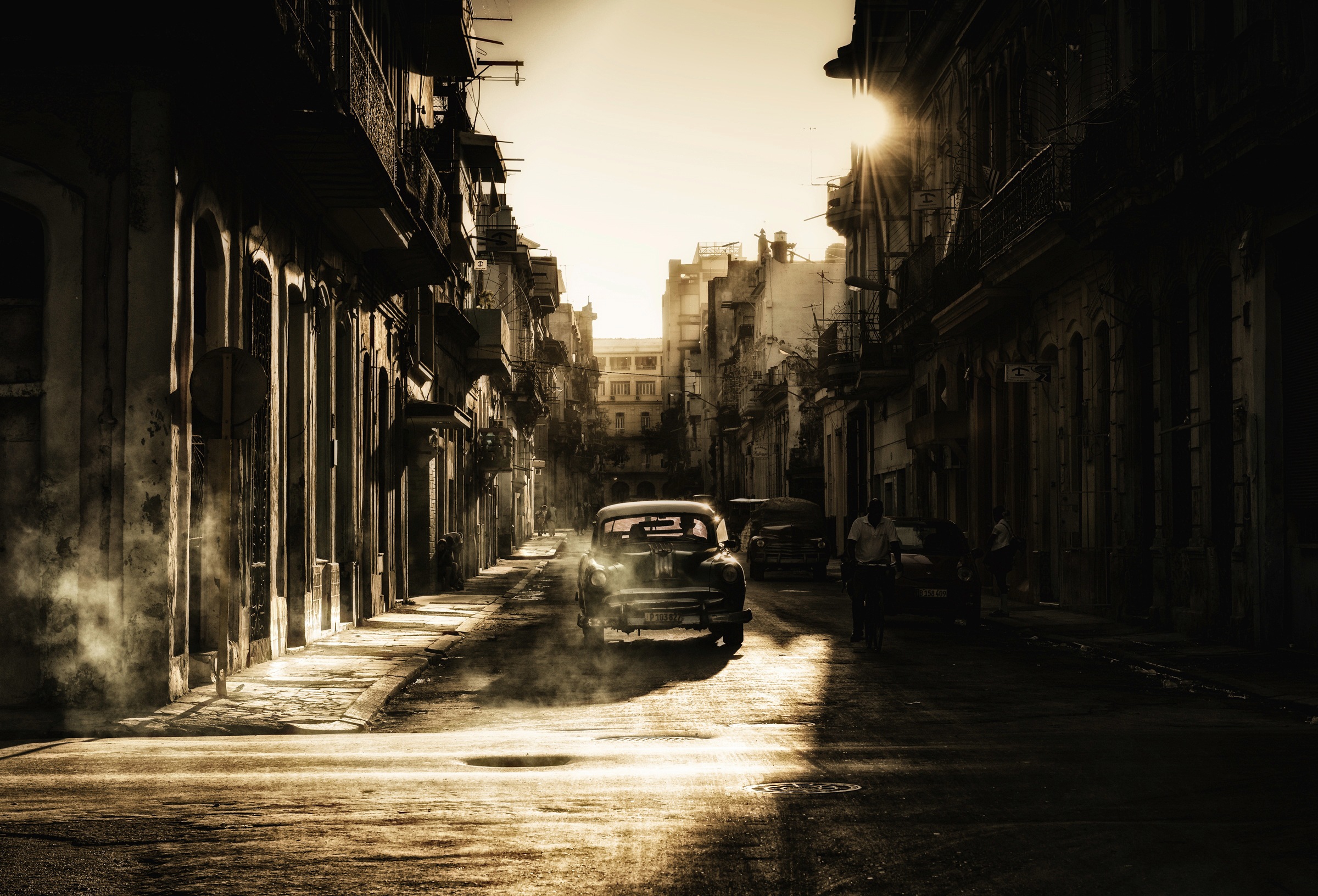 Image of Papermoon Fototapete »Photo-Art BARIS AKPINAR, MYSTISCHER MORGEN IN HAVANNA«, Vliestapete, hochwertiger Digitaldruck, inklusive Kleister bei Ackermann Versand Schweiz